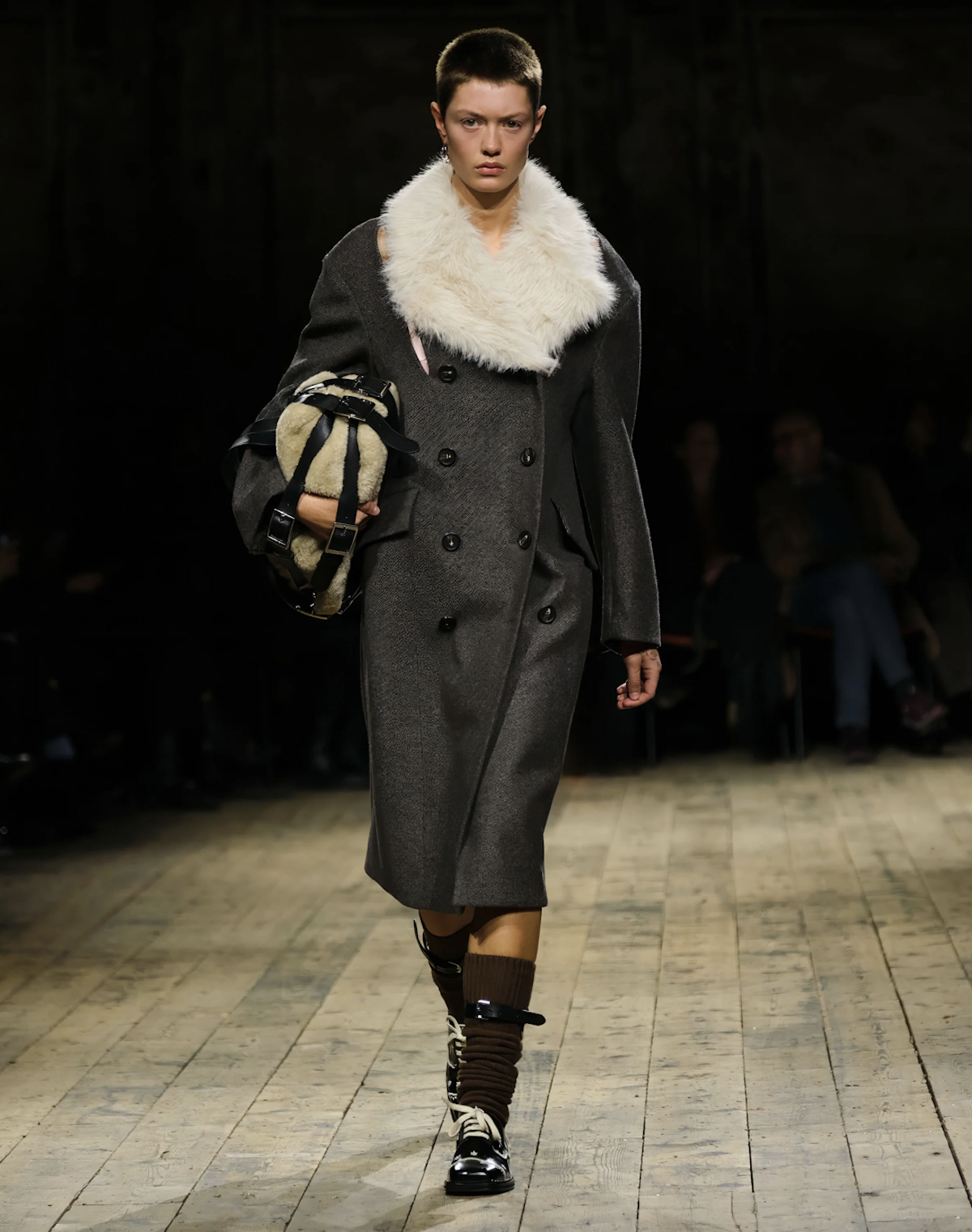 Imagen de uno de los estilismos de Simone Rocha FW26