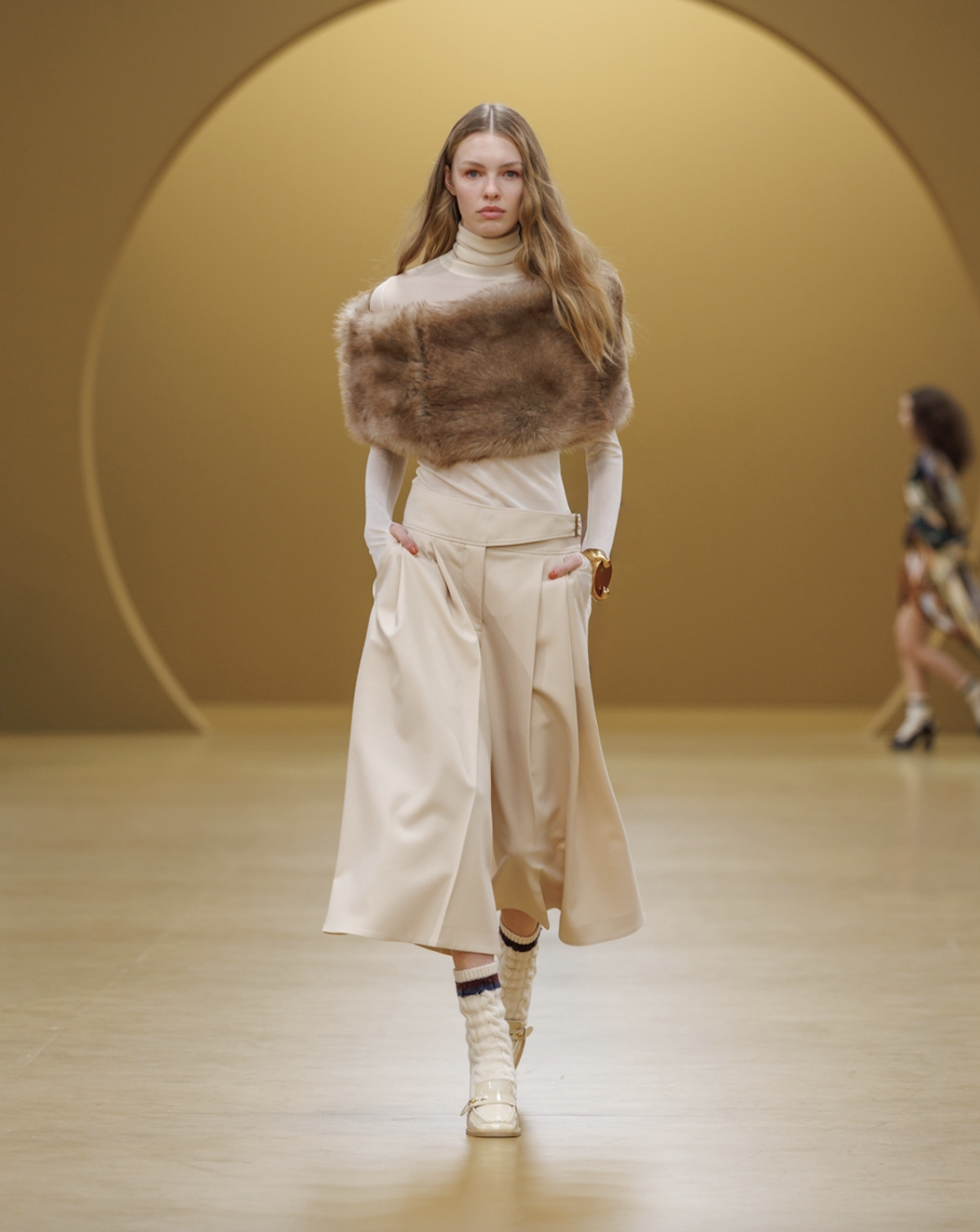 Estilismo con capa de pelo de Zimmermann FW26
