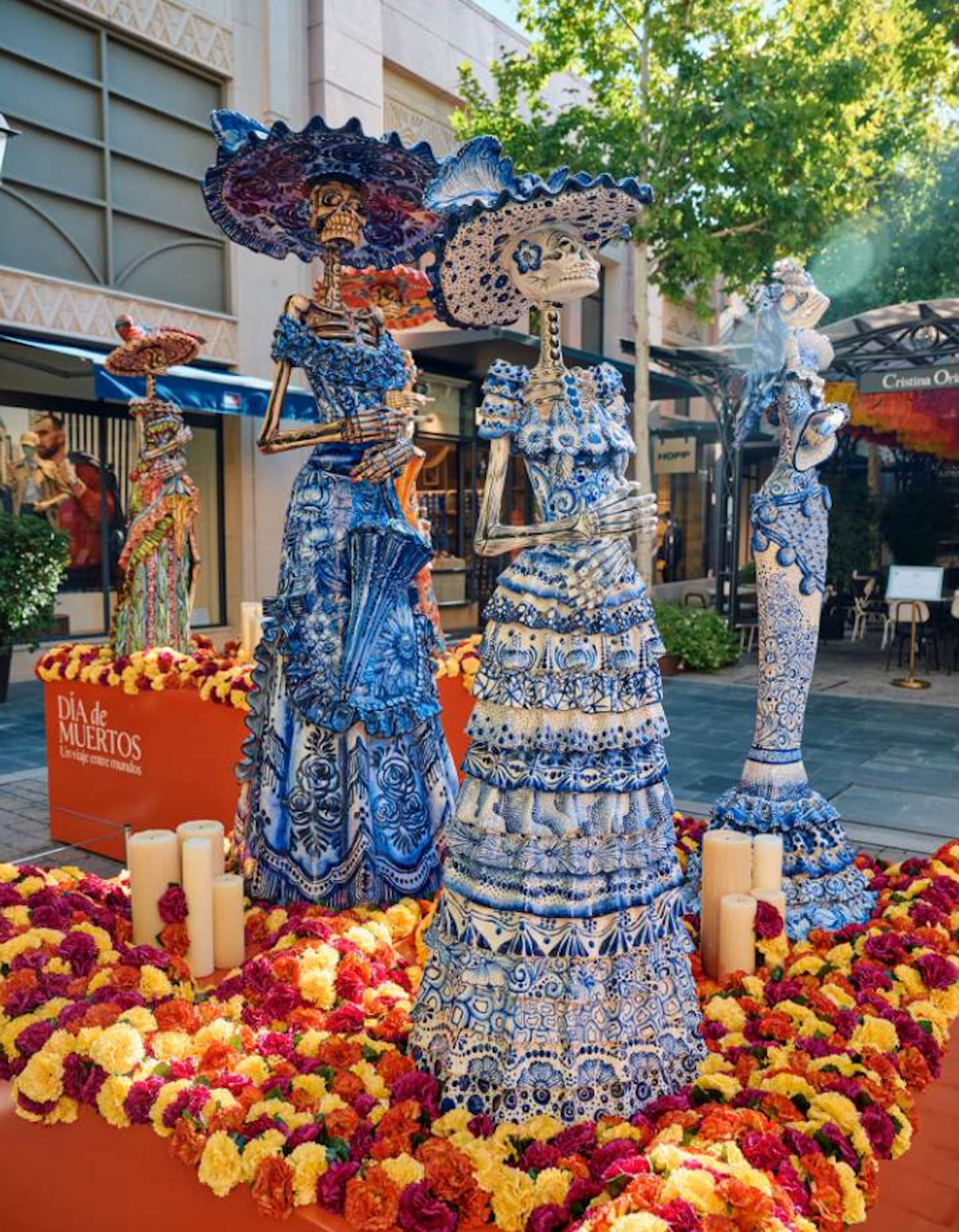Una de las esculturas del Día de los Muertos en Las Rozas Village