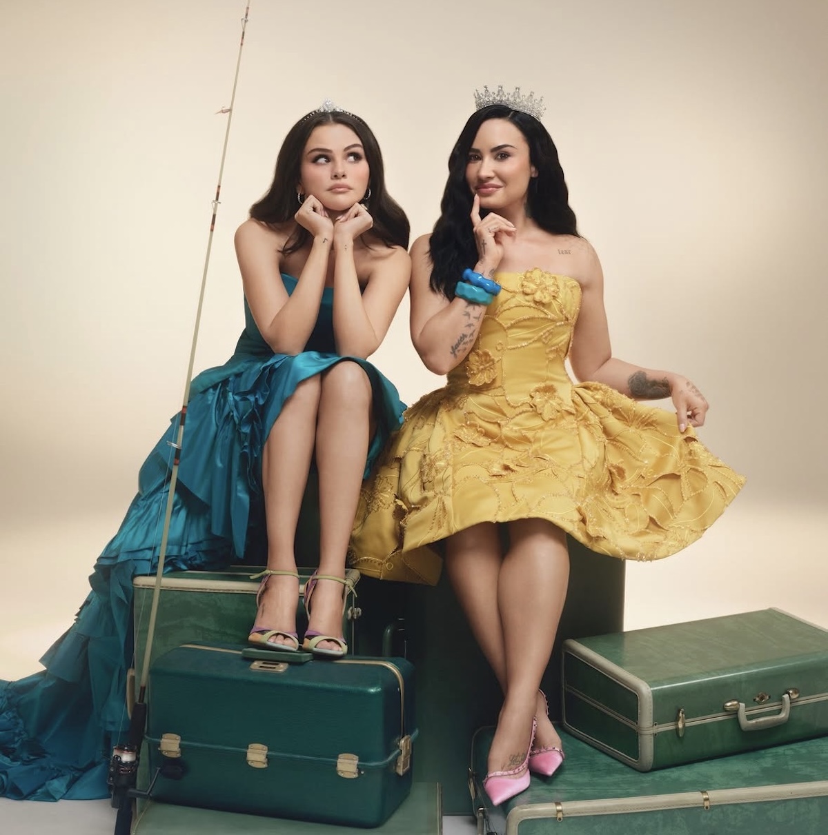 Imagen de campaña de Rare Beauty para «Demi x Selena»