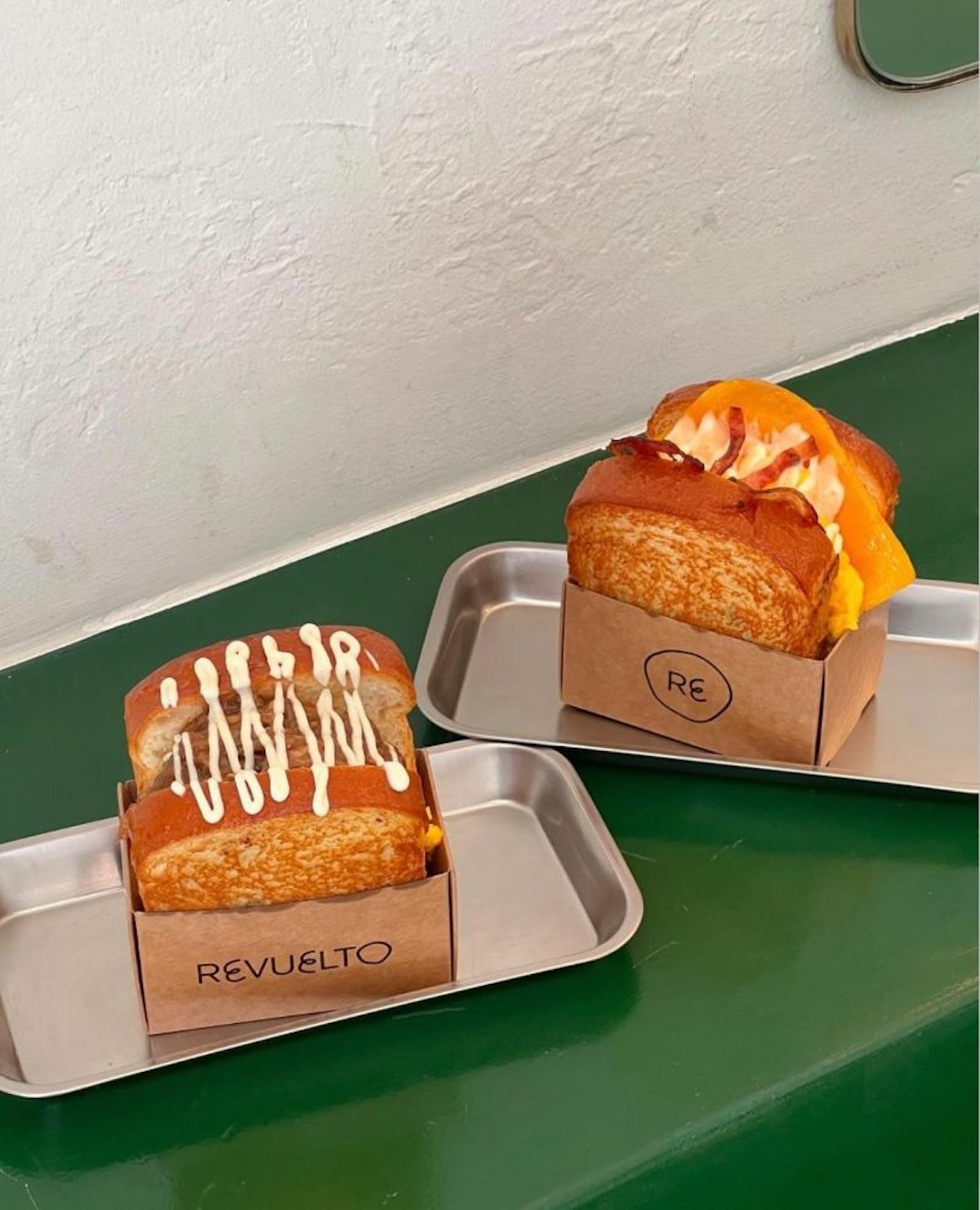 Los sándwiches de Revuelto conquistan Madrid con su esponjoso pan brioche, huevos cremosos y combinaciones irresistibles. Imagen cortesía del establecimiento.
