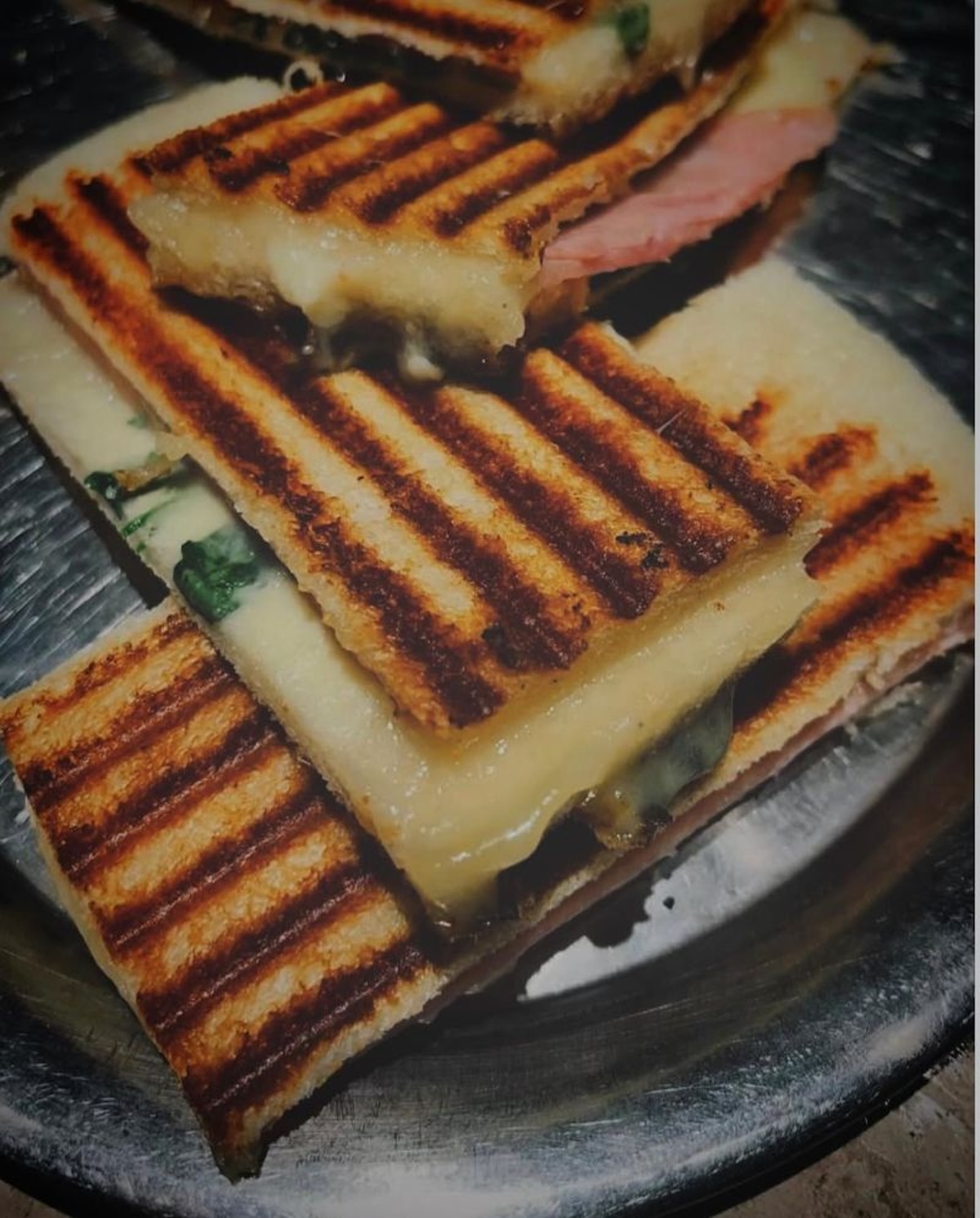 Bar Trafalgar sorprende con su bikini de lacón ahumado, rúcula y queso Comté, una combinación irresistible para los amantes del buen sándwich. Imagen cortesía del establecimiento.