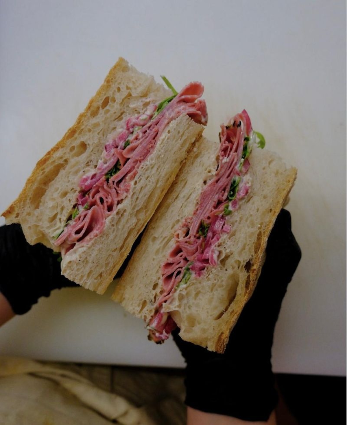 GRAB Sandwiches apuesta por panes artesanales y rellenos originales que fusionan sabores de distintas partes del mundo. Imagen cortesía del establecimiento.