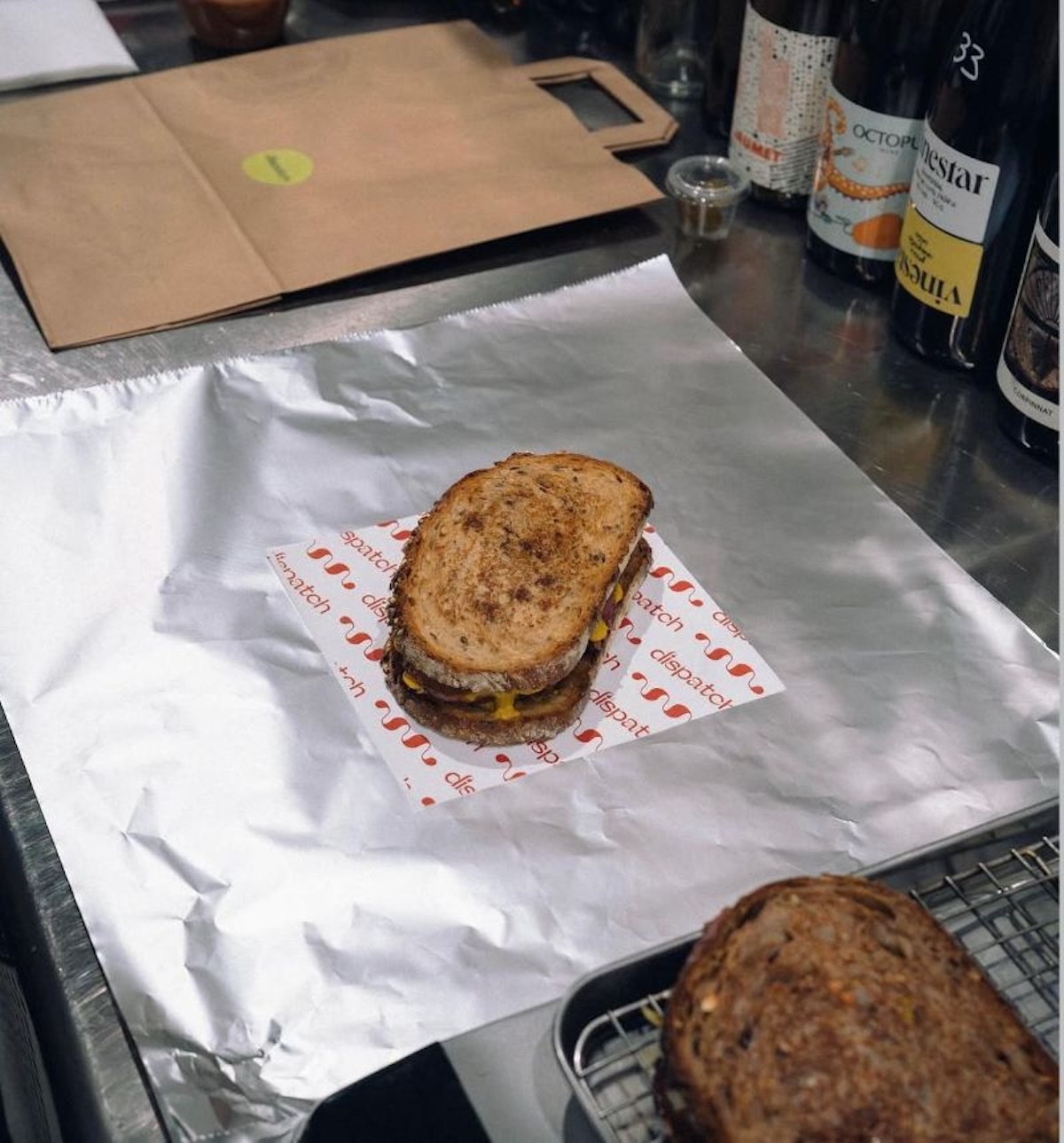 El Reuben de Dispatch conquista Madrid con su irresistible combinación de pastrami, queso fundido y chucrut al más puro estilo neoyorquino. Imagen cortesía del establecimiento.