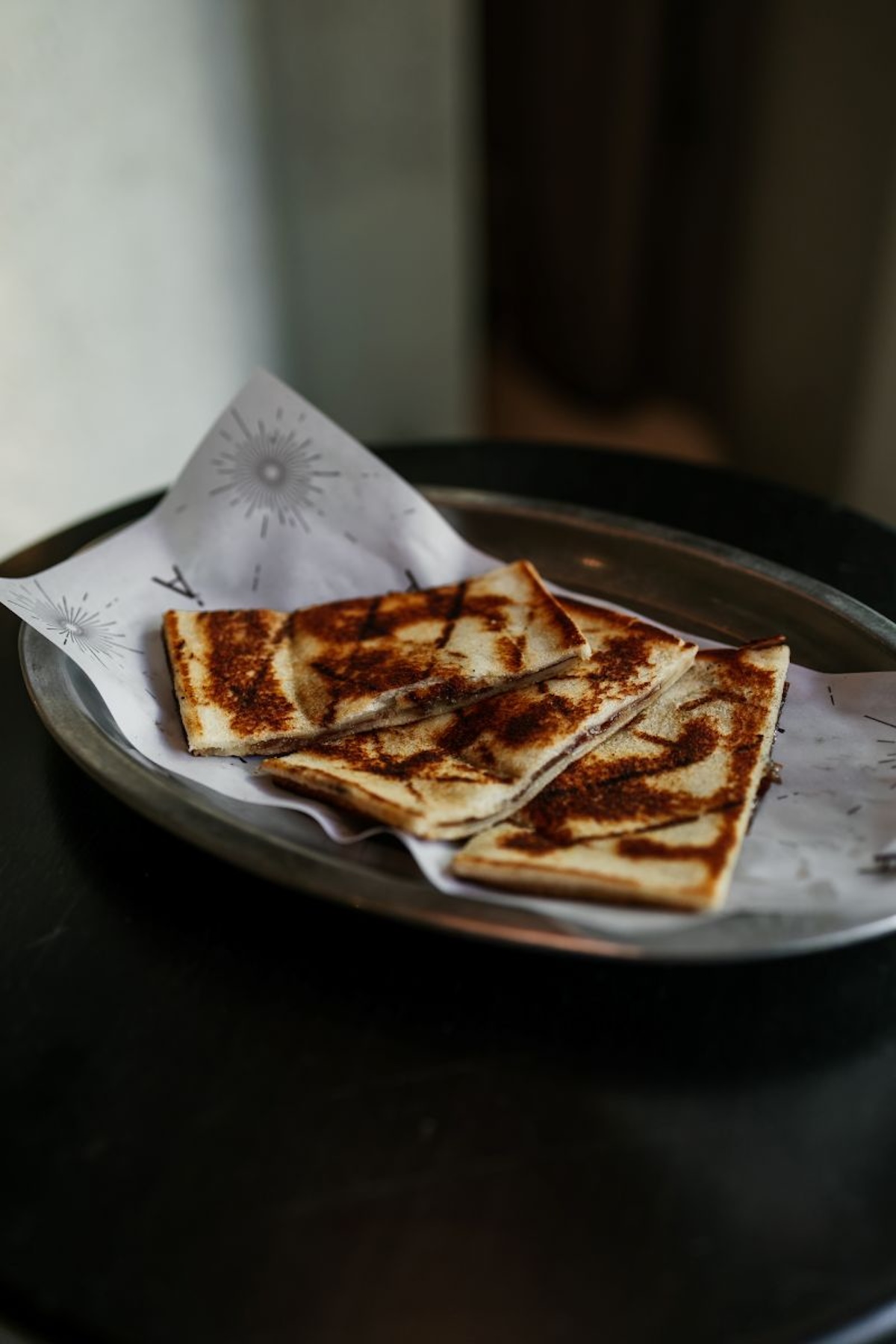 El bikini trufado de cecina y Comté de Grupo Arzábal reinventa el clásico sándwich mixto con un irresistible toque gourmet. Imagen cortesía del establecimiento.