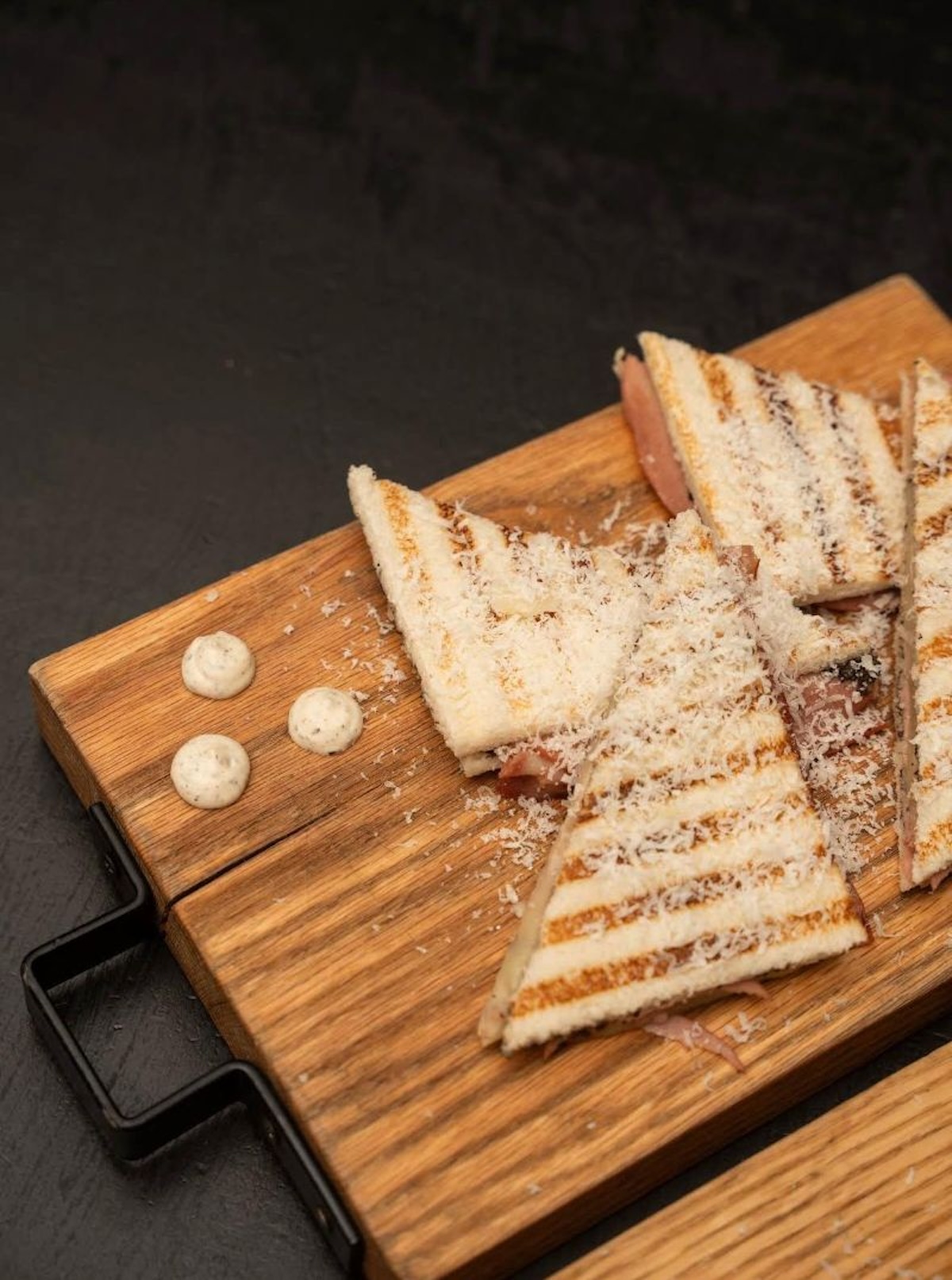 El bikini de mortadela trufada de Salitre convierte un clásico en uno de los bocados gourmet más apetecibles de Madrid. Imagen cortesía del establecimiento.