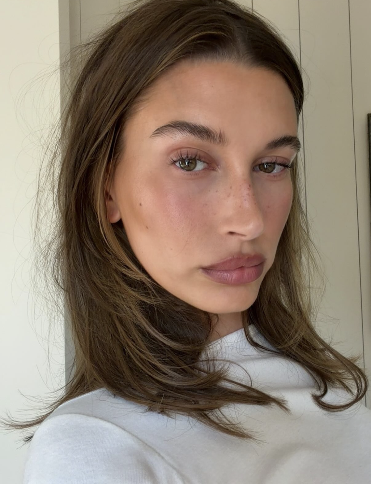 Hailey Bieber, maquillada natural y luciendo «glass skin»
