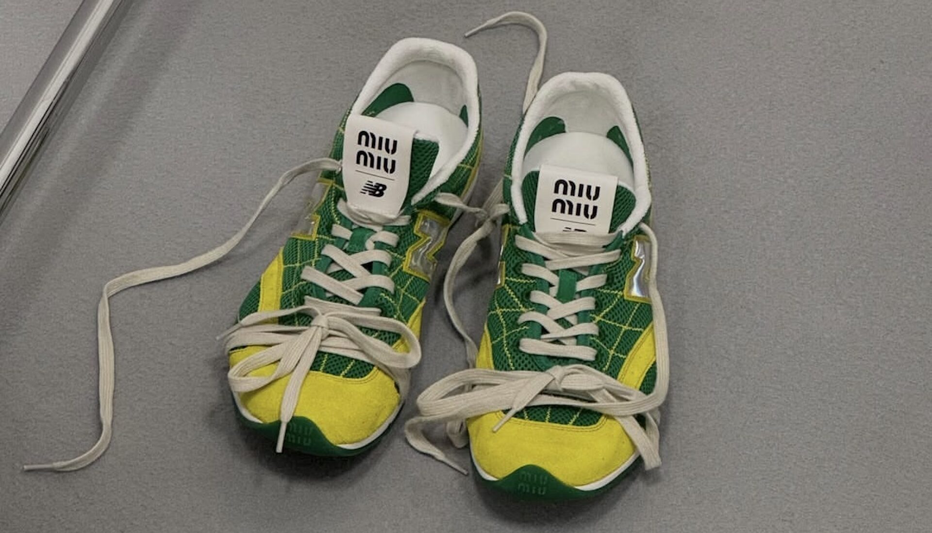 Las sneakers de doble cordón son la nueva tendencia a fichar este otoño. Imagen: @naviahluwalia