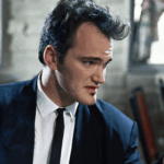 Quentin Tarantino interpretando al personaje de Mr. Marrón (Mr. Brown) en la icónica escena inicial de la película Reservoir Dogs (1992)