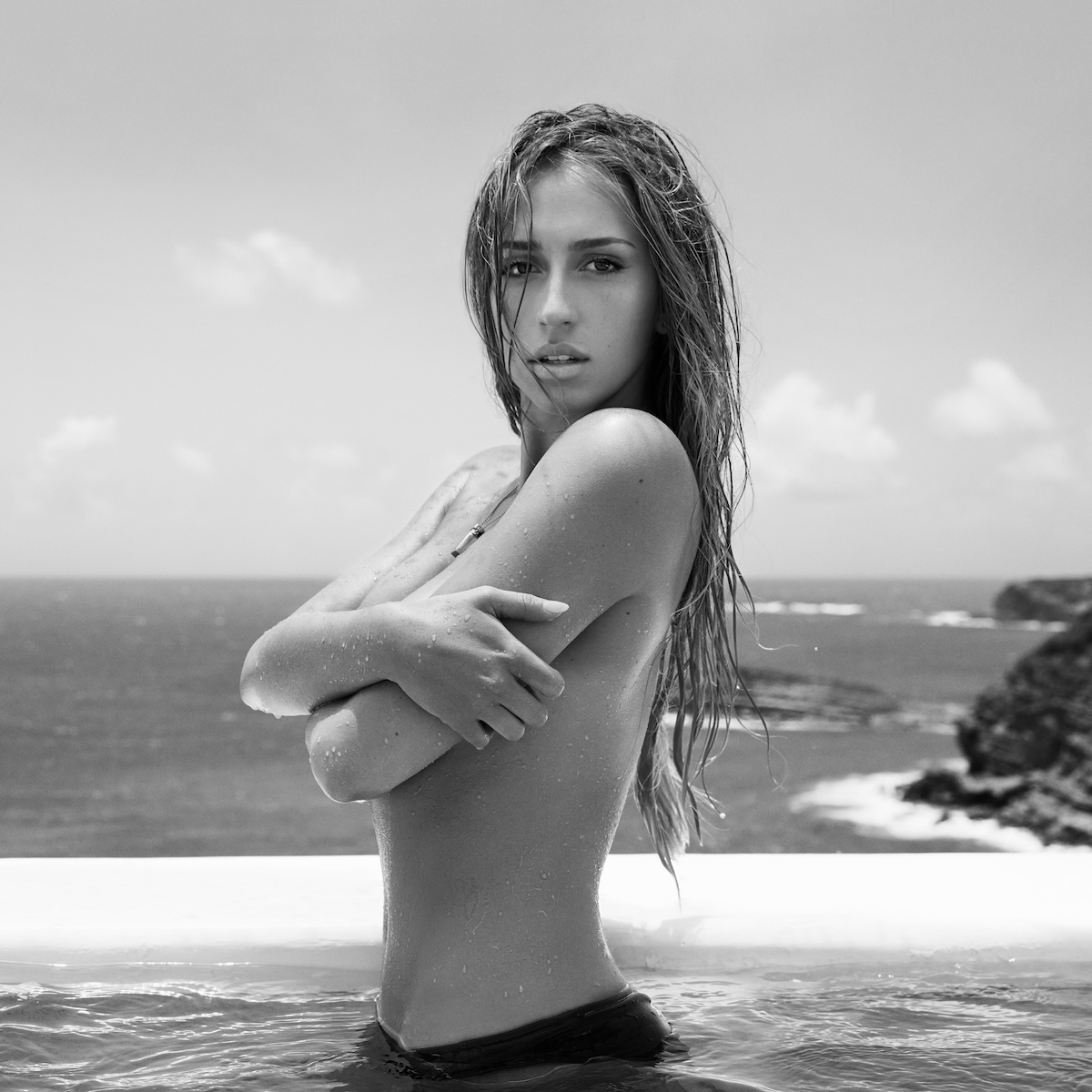 Imagen en blanco y negro de Tate McRae. Imagen: @tatemcrae