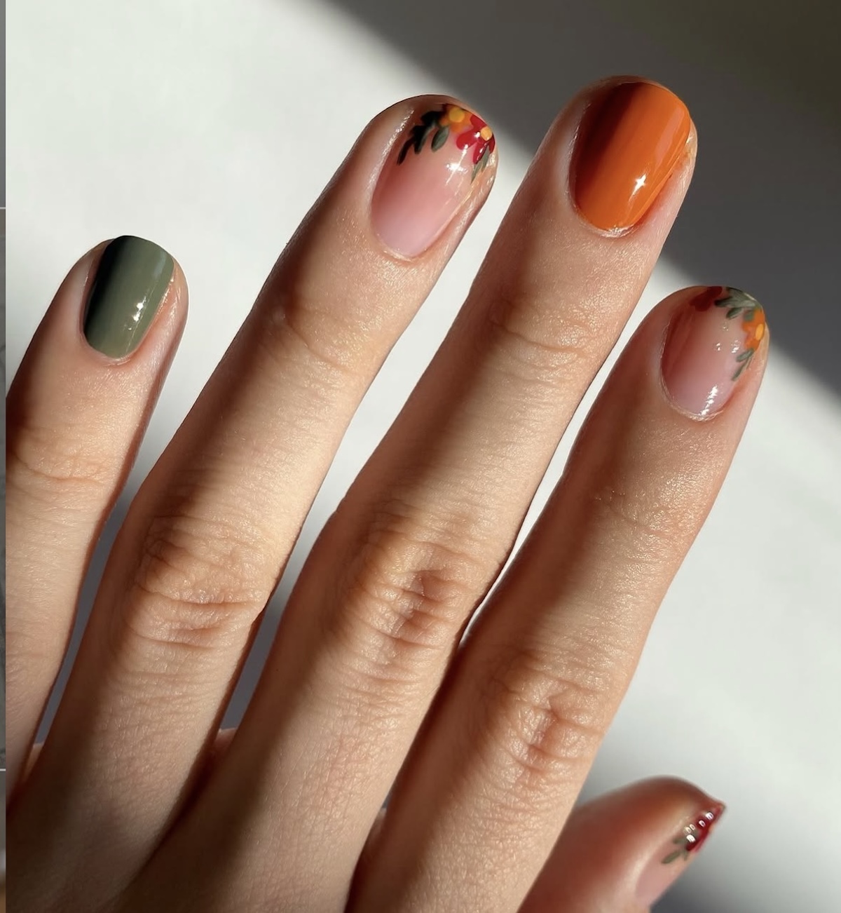 Uñas cortas en colores otoñales