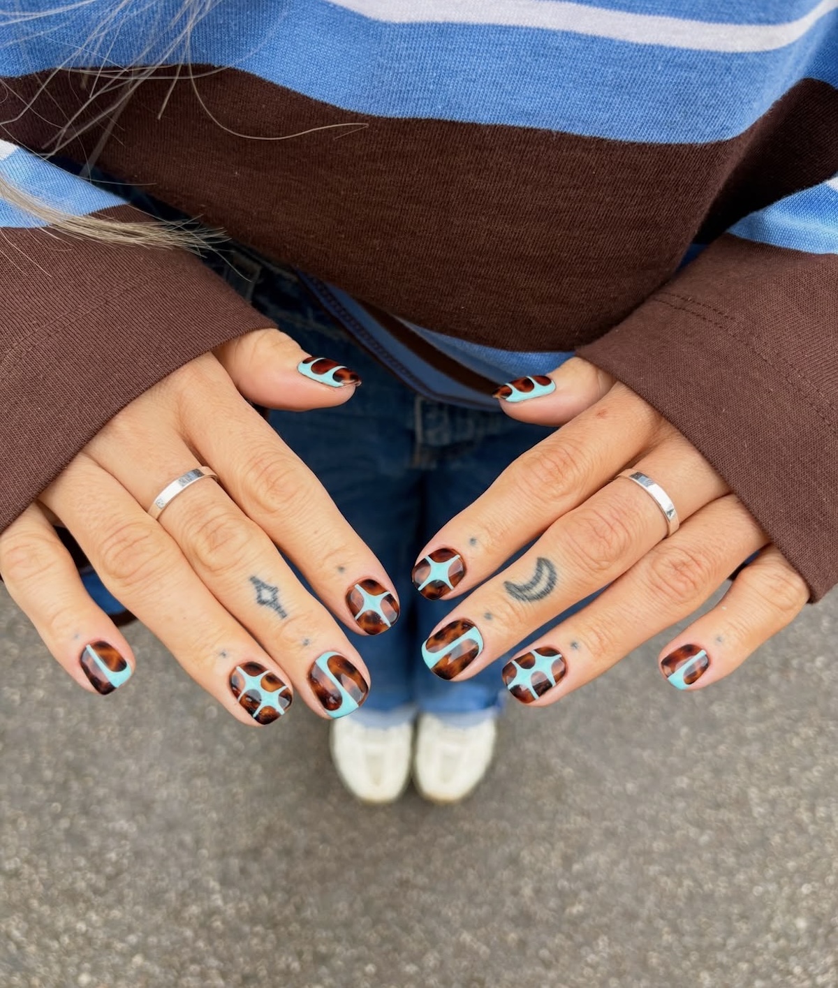Uñas cortas en carey con estrella azul
