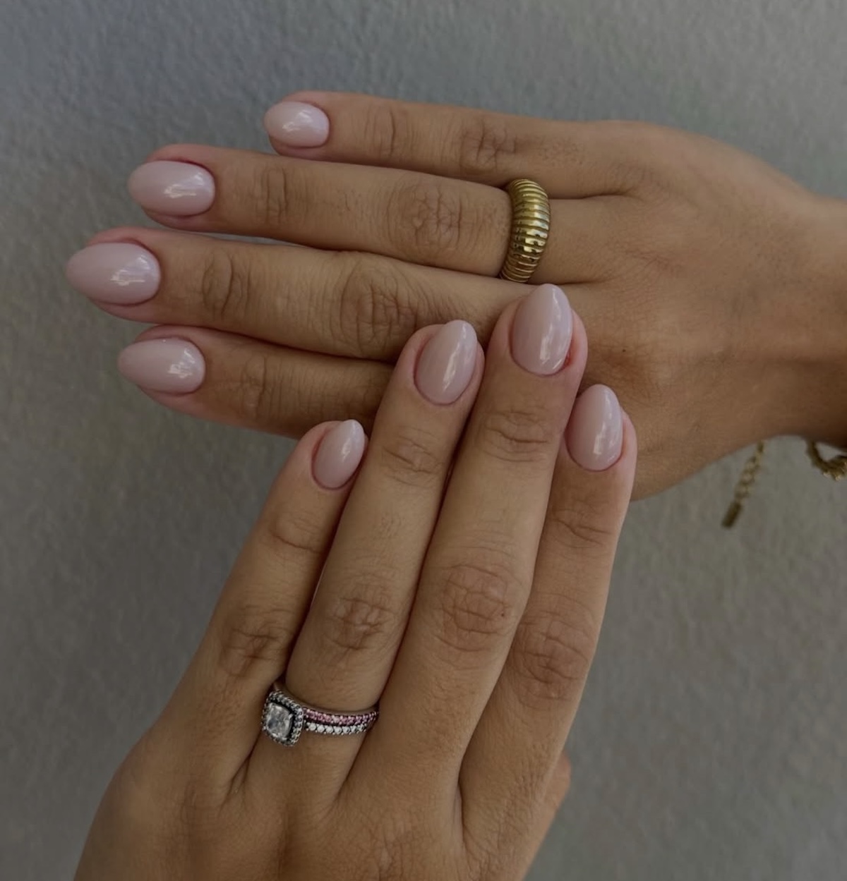 Uñas cortas en rosa claro
