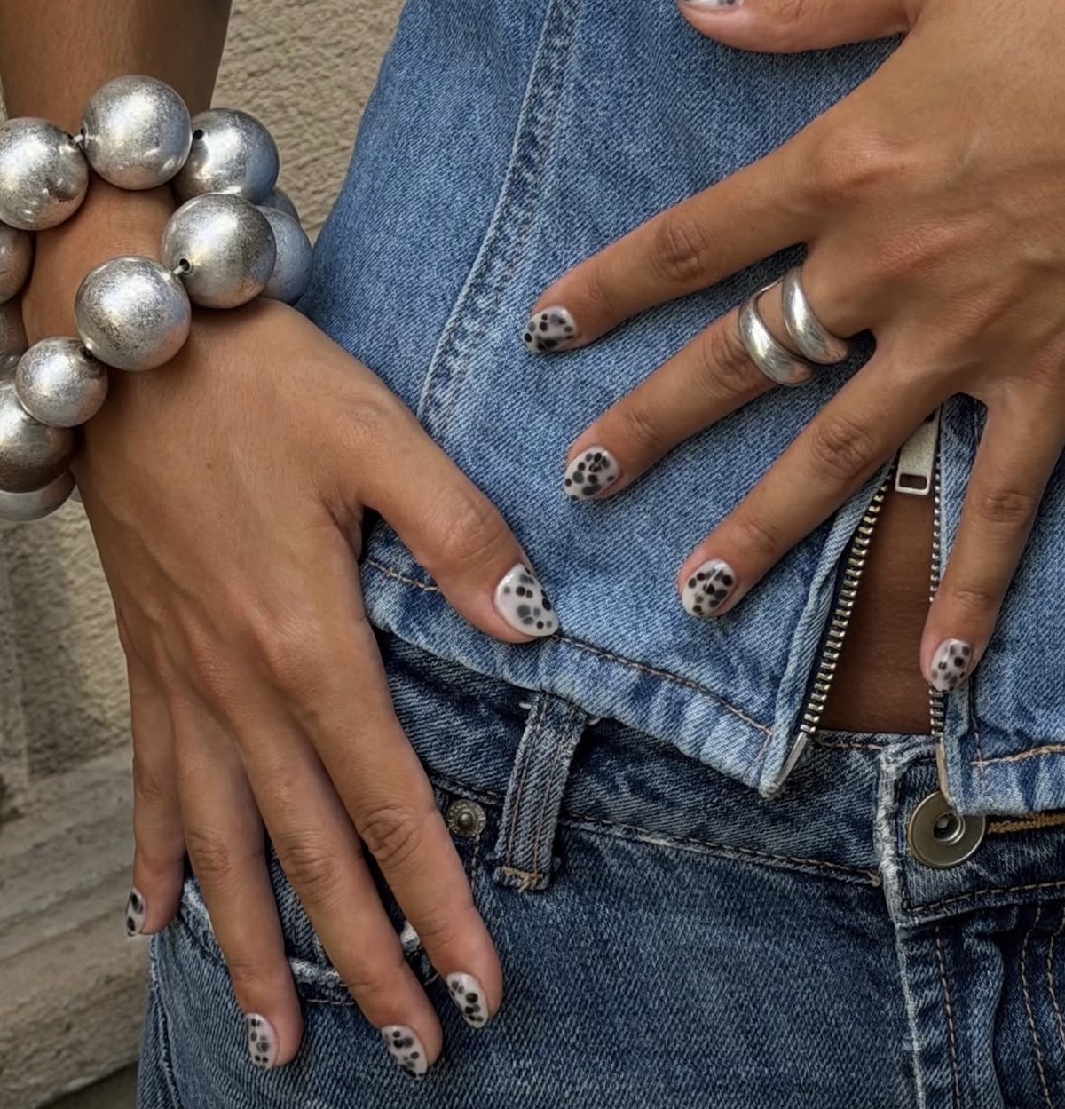 Diseño de uñas cortas en estampado dálmata