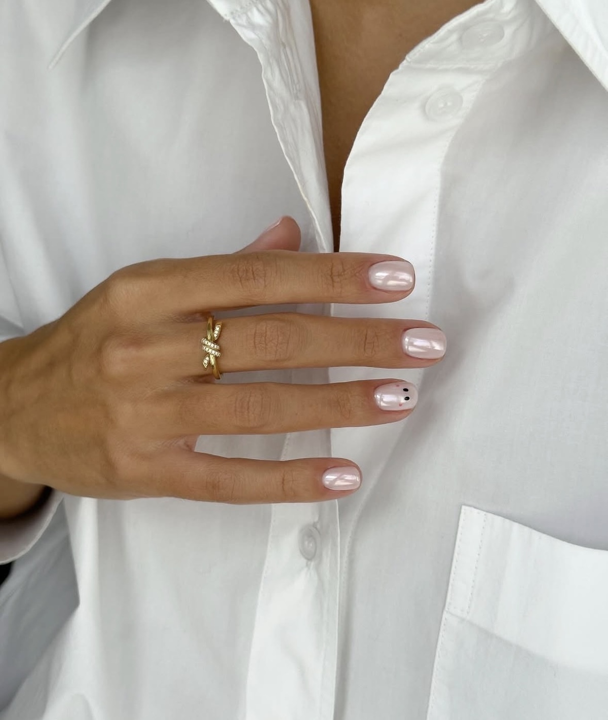 Manicura de Halloween con efecto perlado