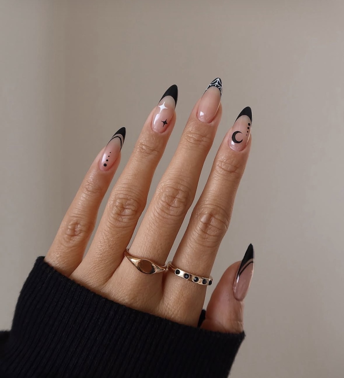 Uñas con dibujos místicos