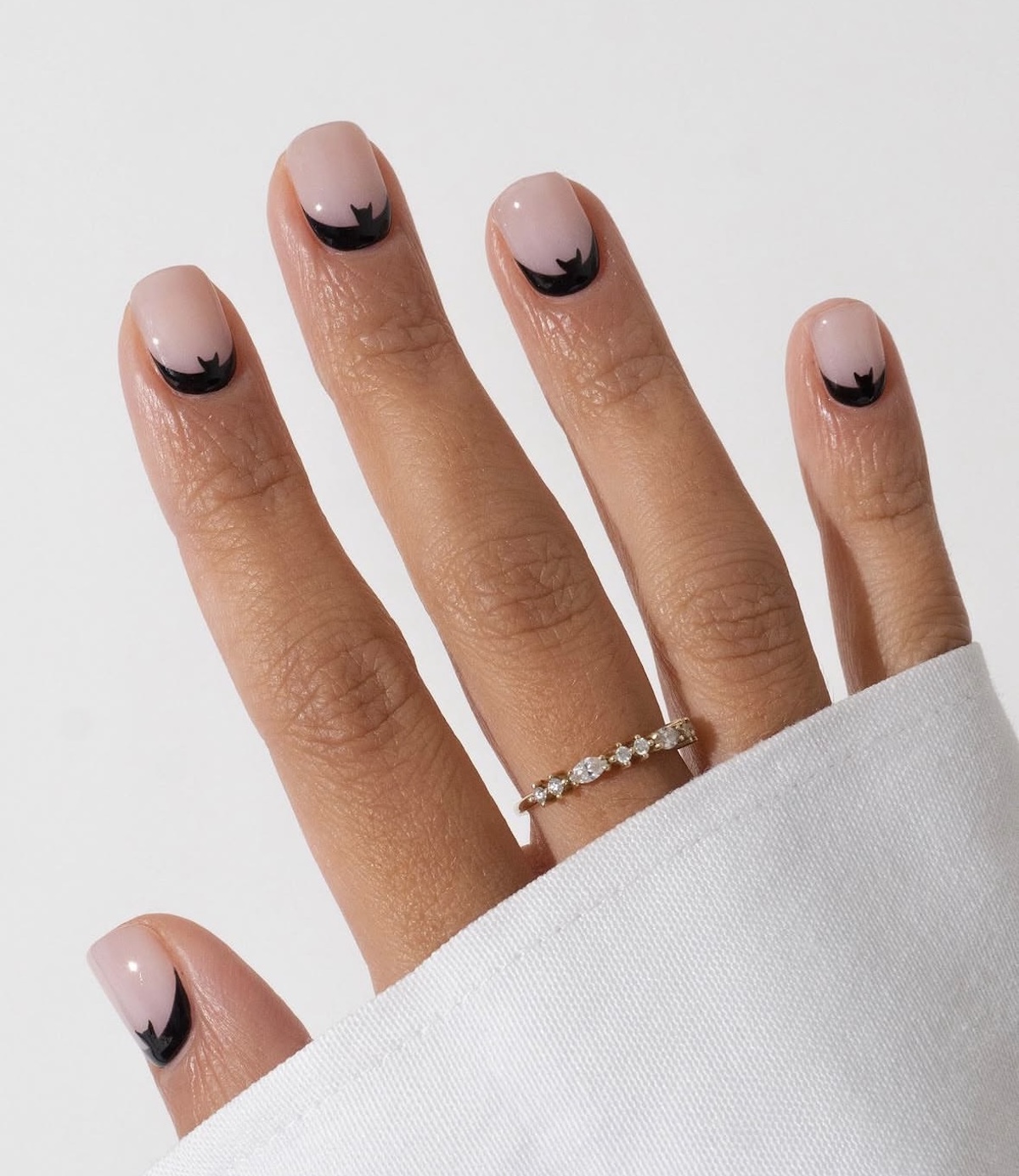Manicura de halloween para uñas cortas con murciélago