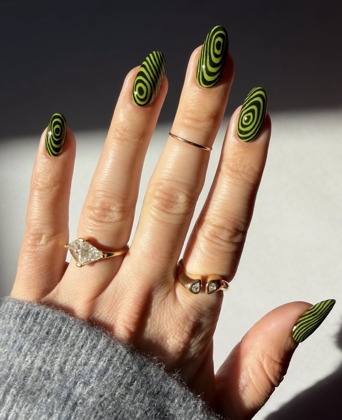 Manicura de Halloween con espirales en verde y negro