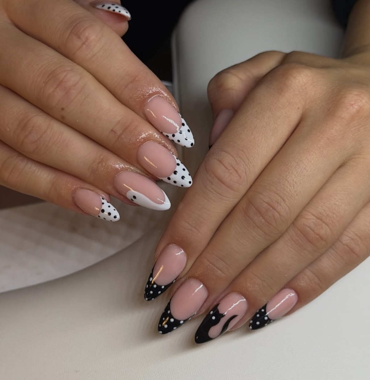 Diseño de uñas con lunares en blanco y negro