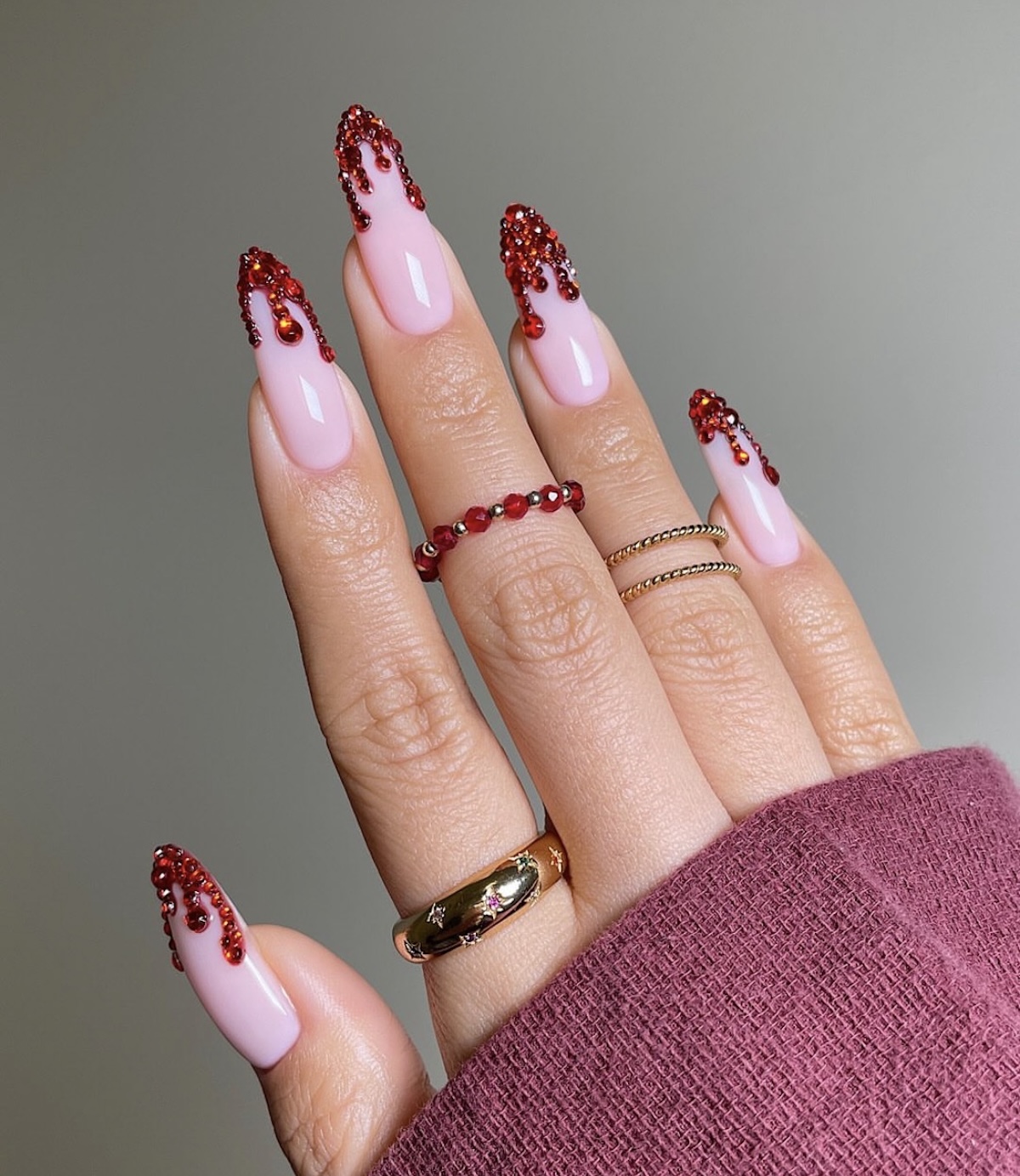 Uñas con diseño «bloody» y gemas
