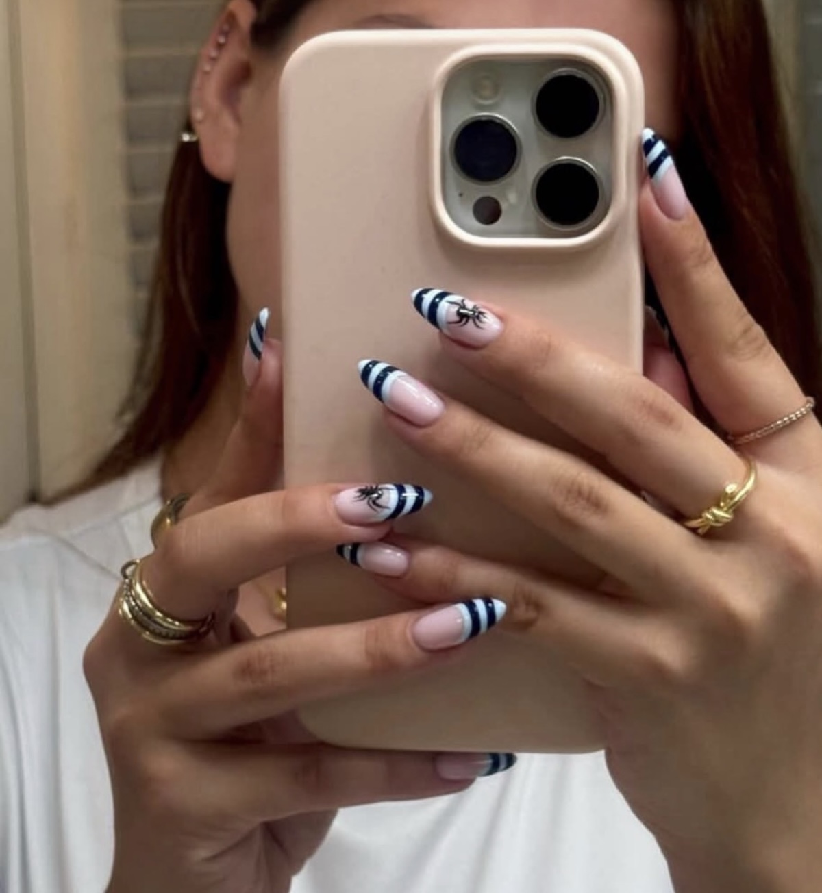 Uñas en blanco y negro con rayas y arañas