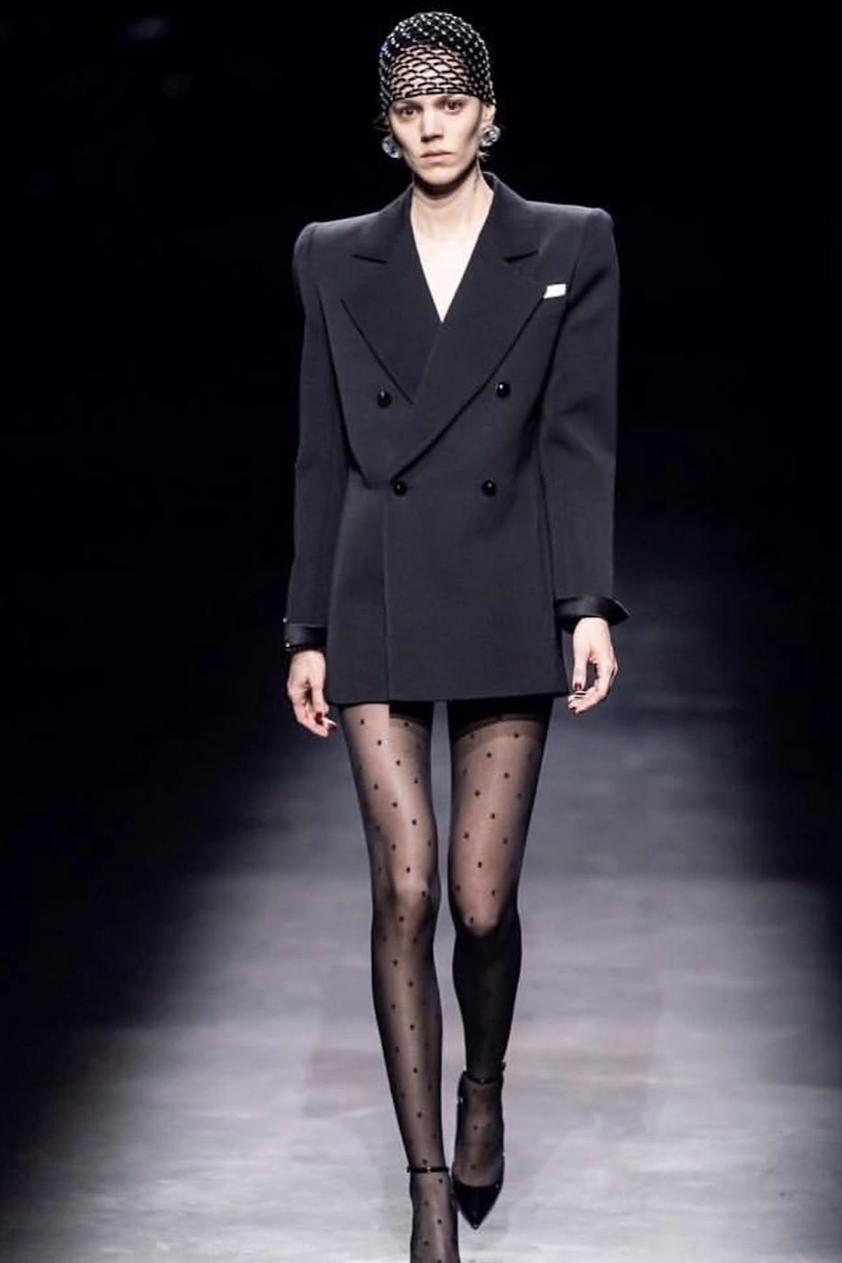 Uno de los estilismos de Saint Laurent en el desfile de FW19. Imagen: @anthonyvaccarello