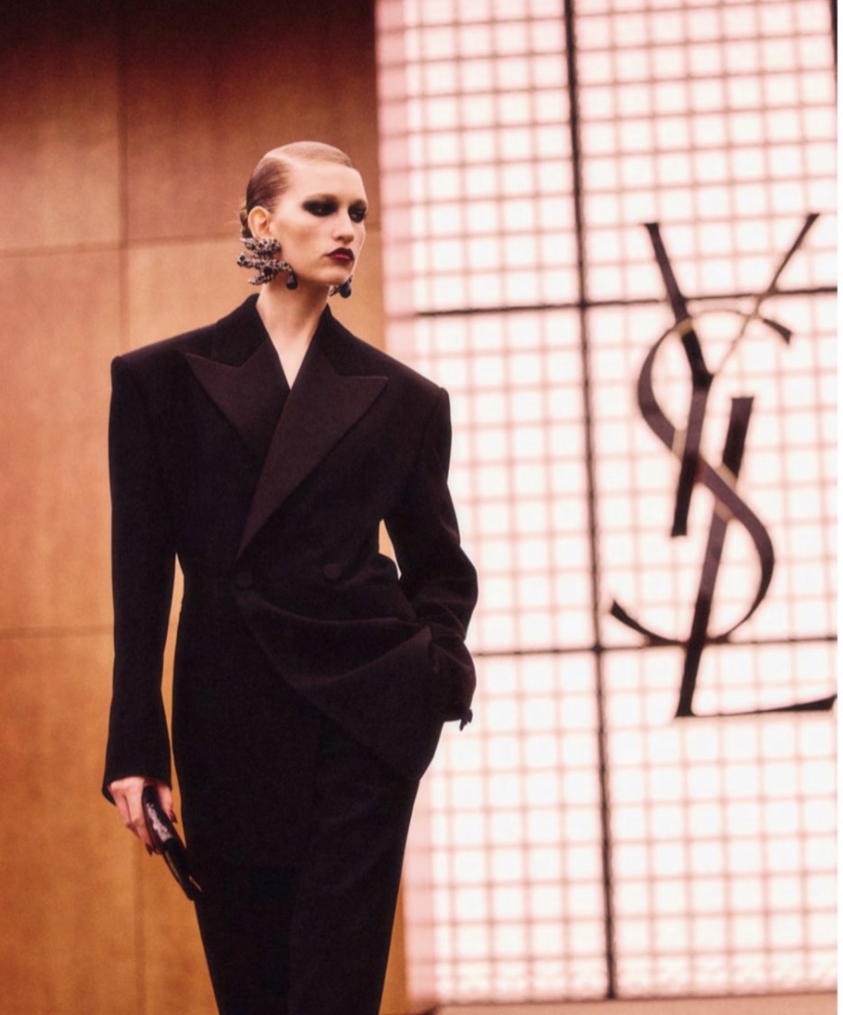 Una de las imágenes de la pasarela de FW26 de Anthony Vaccarello para Saint Laurent 