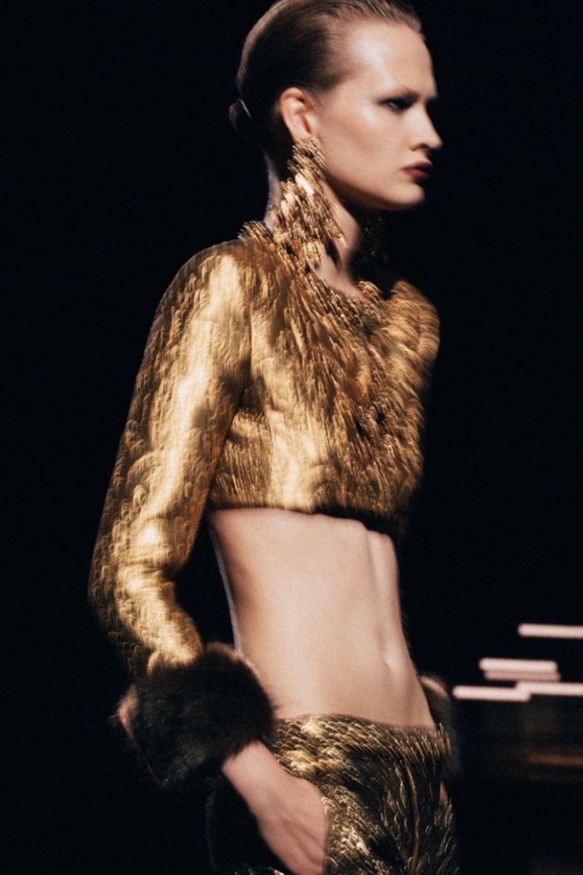 Uno de los conjuntos de la colección SS27 de Saint Laurent. Imagen: @ysl