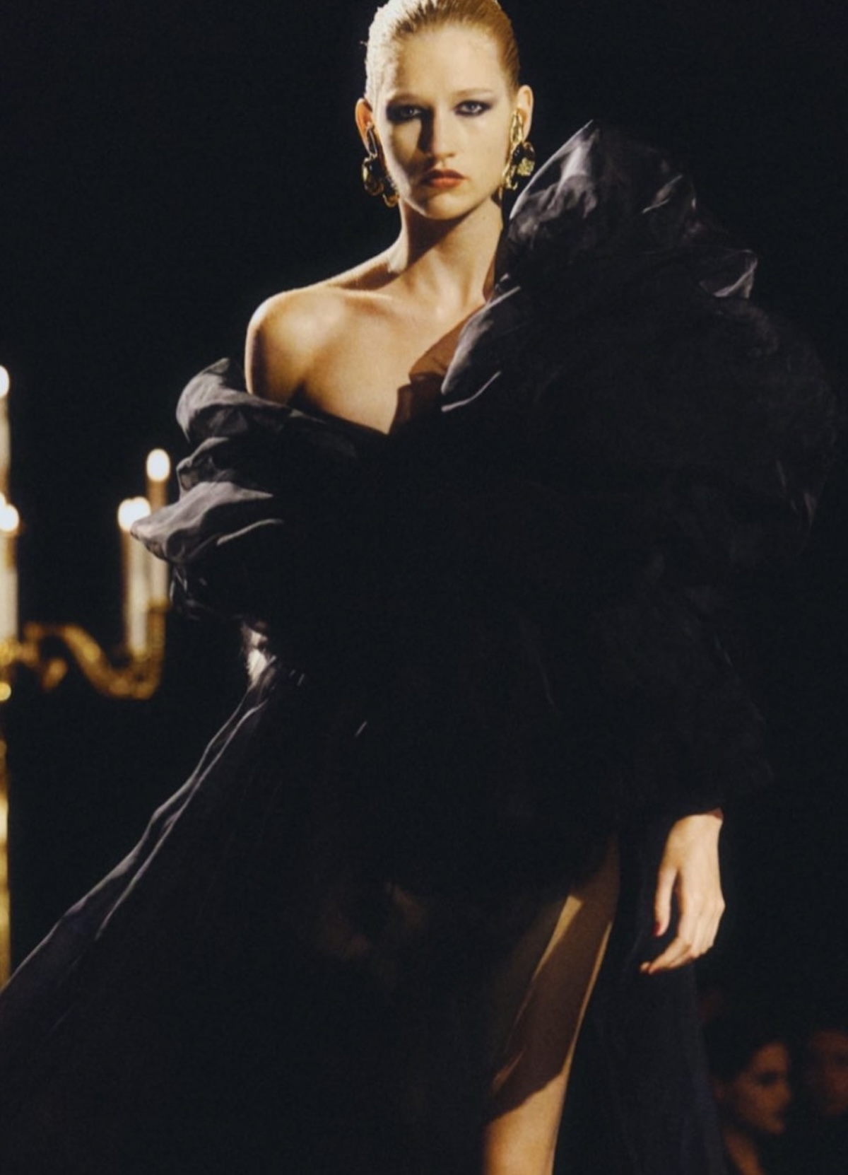 Uno de los vestidos de gasa encargados de cerra la colección SS27 de Saint Laurent. Imagen: @ysl