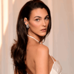 Vittoria Ceretti posa en la alfombra roja de la Academy Museum Gala con un vestido de satén de seda color marfil, con escote halter y detalles de tirantes, de Giorgio Armani