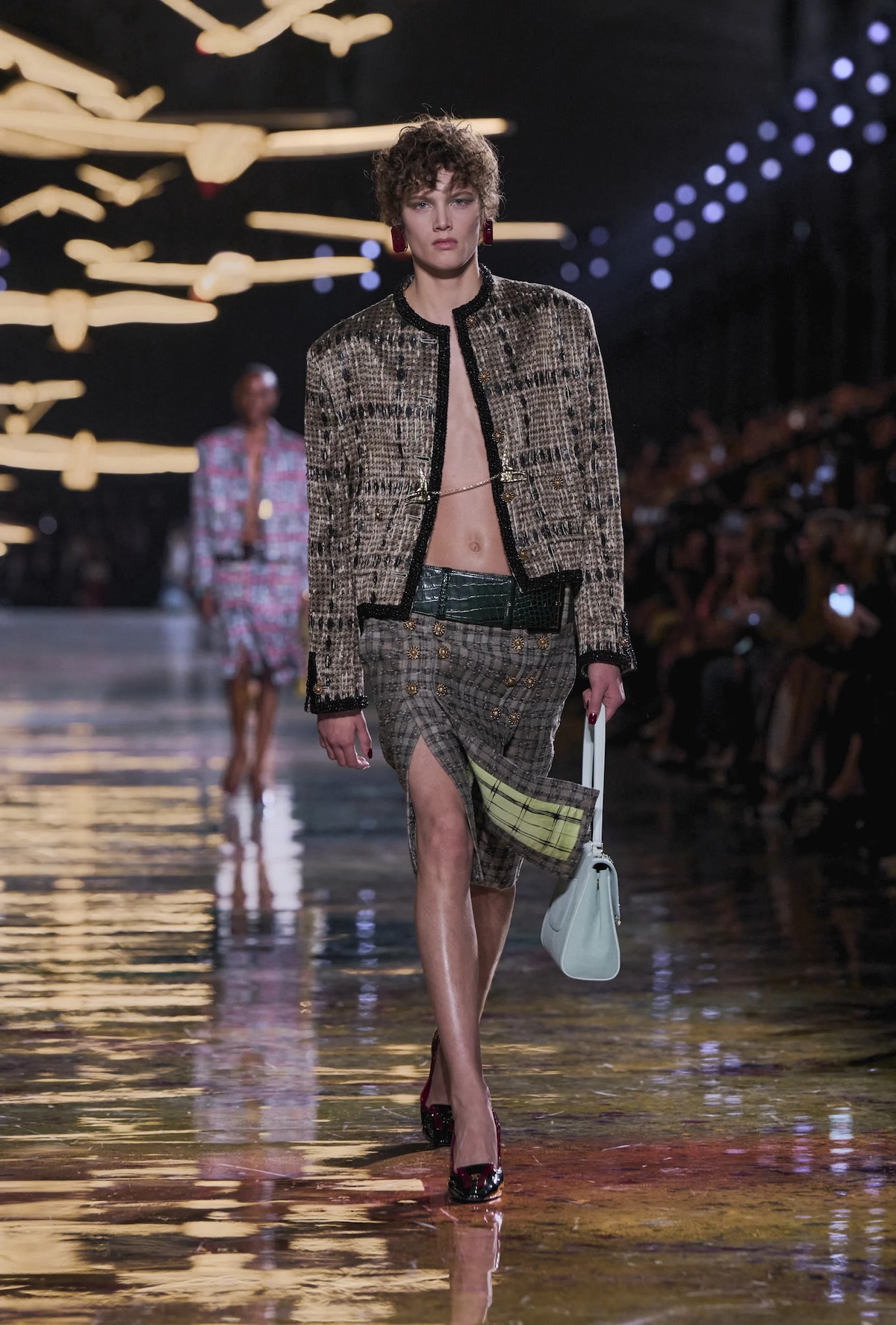 Chaqueta cropped de tweed y falda con abertura en Chanel Primavera-Verano 2027