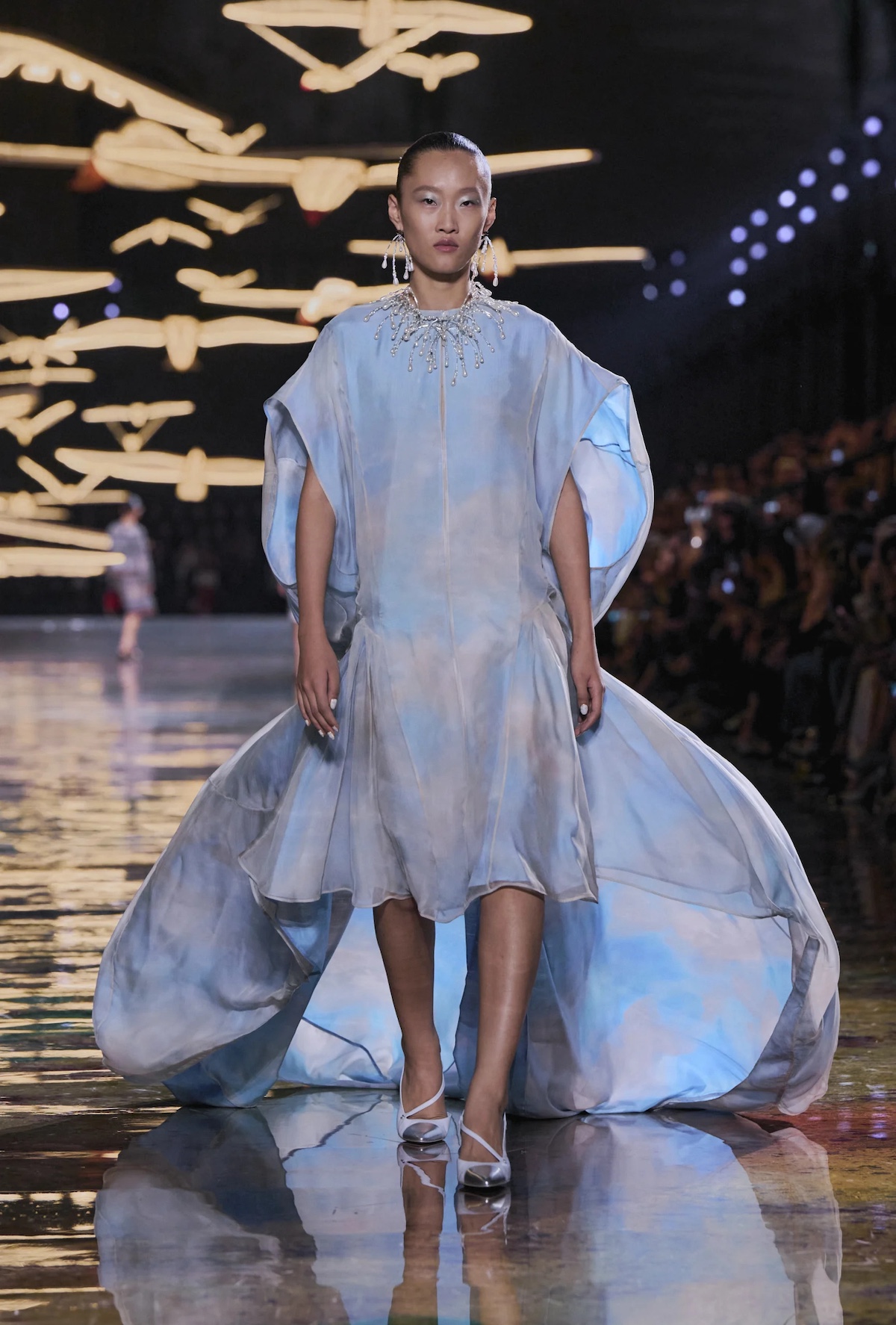Vestido azul de silueta fluida y volumen escultórico en la colección Chanel Primavera-Verano 2027