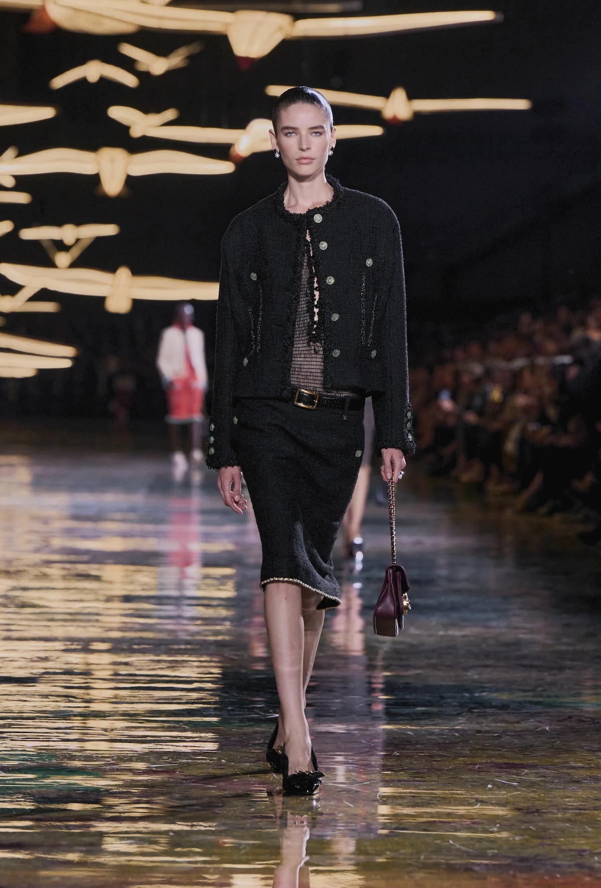 El tweed negro se reinventa con transparencias y falda lápiz en la colección Chanel Primavera-Verano 2027. Imagen: cortesía de Chanel