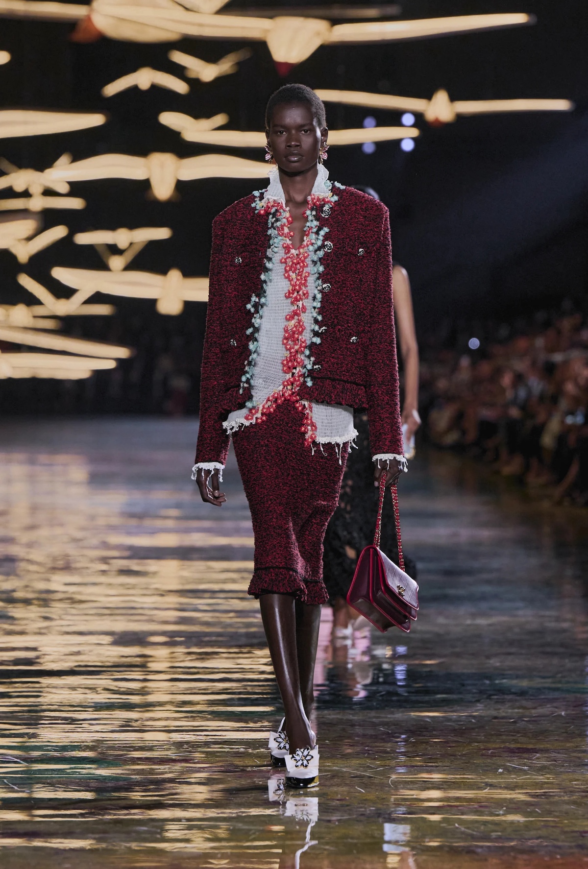 Traje de chaqueta y falda en tweed burdeos de Chanel Primavera-Verano 2027, reinterpretado por Matthieu Blazy