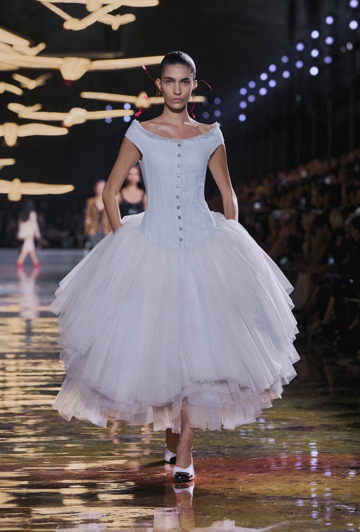 Vestido blanco de inspiración ballet con cuerpo estructurado y falda de tul en el desfile Chanel Primavera-Verano 2027