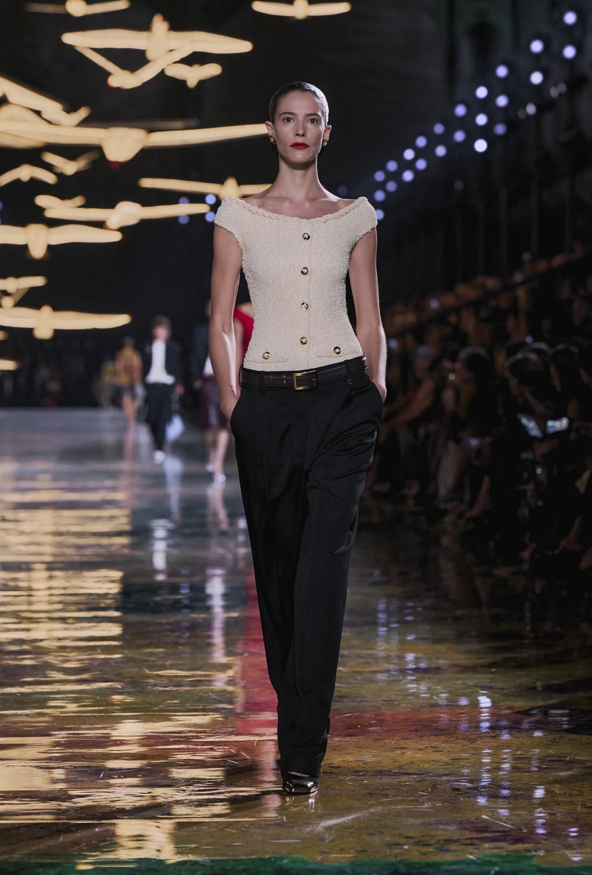 Pantalón de sastrería negro y top de tweed con escote barco en Chanel SS27, una muestra del diálogo entre códigos masculinos y femeninos