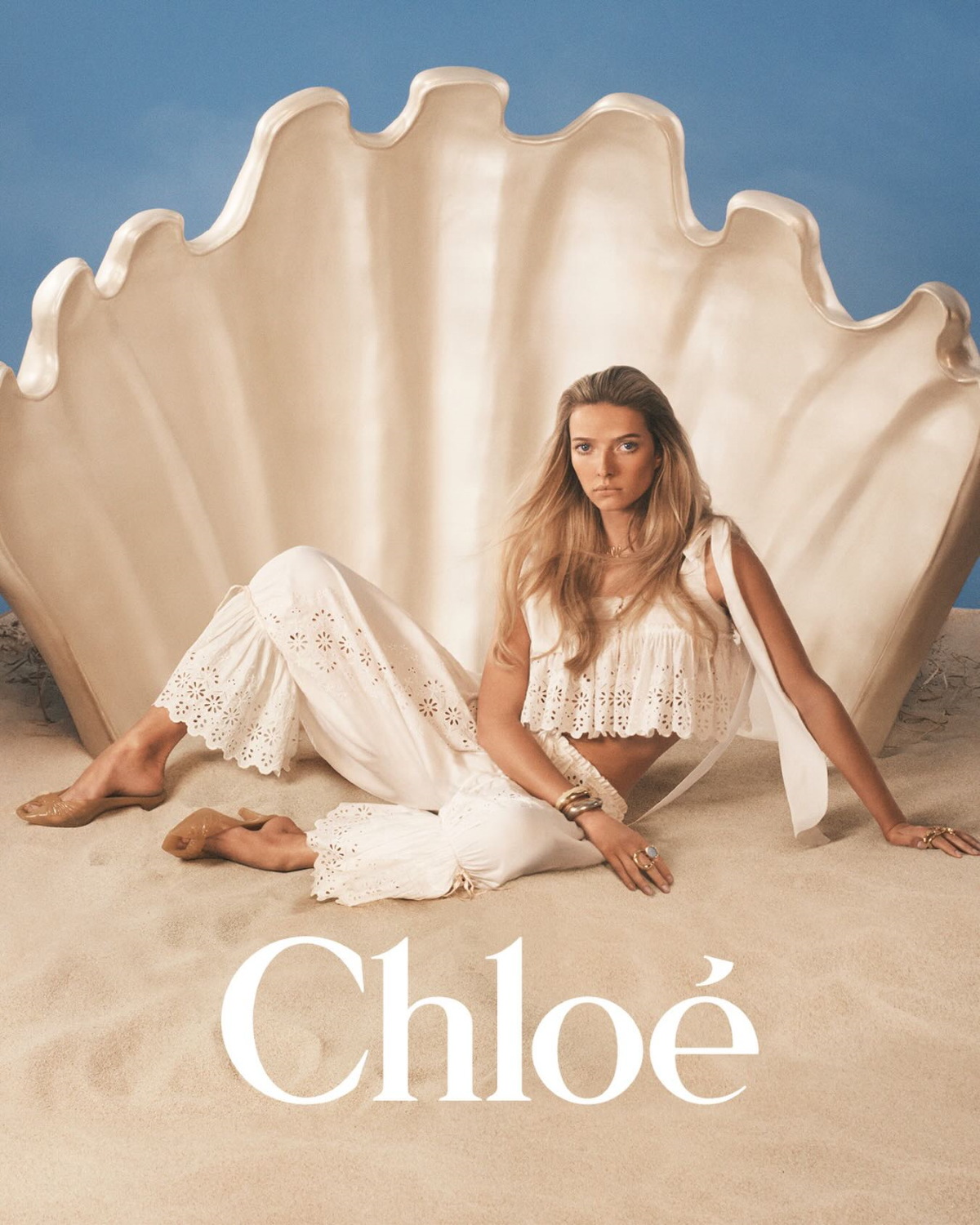 Apple Martin posa para Chloé en un paisaje marino de ensueño durante la campaña «Chloé à la Plage» 2026