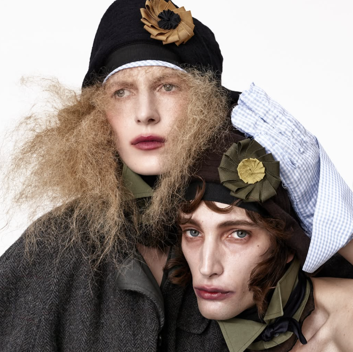John Galliano reinterpreta el archivo de Zara en Re{form}, una colección fotografiada por Steven Meisel que recupera algunos de los códigos teatrales asociados al diseñador