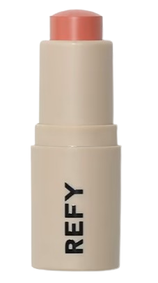 Bálsamo labial con color «Lip Blush», de REFY, en el tono Bloom, un rosa claro de subtono frío. Su fórmula translúcida aporta un toque de color, un acabado natural y un efecto difuminado en los labios