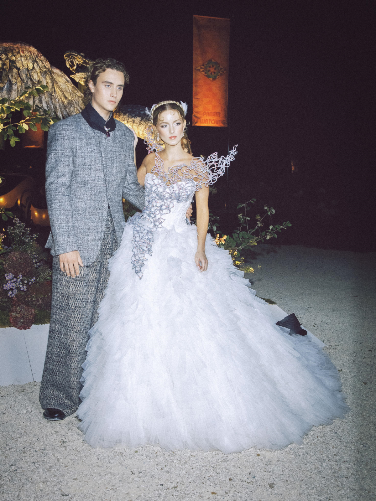 McKenna Grace posa junto a Joseph Zada con el icónico vestido de novia de Katniss, la chica en llamas, en «Los juegos del hambre: En llamas»