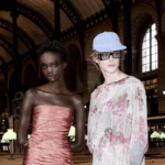 Desfile de Valentino Primavera-Verano 2027 de Alessandro Michele durante Paris Fashion Week. Imagen: @maisonvalentino