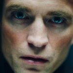 Robert Pattinson como Chris Hansen en «Primetime», la película de Lance Oppenheim inspirada en la polémica historia real de «To Catch a Predator». Imagen: @primetimemovie