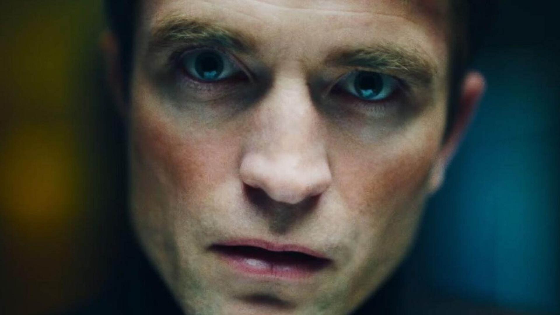 Robert Pattinson como Chris Hansen en «Primetime», la película de Lance Oppenheim inspirada en la polémica historia real de «To Catch a Predator». Imagen: @primetimemovie