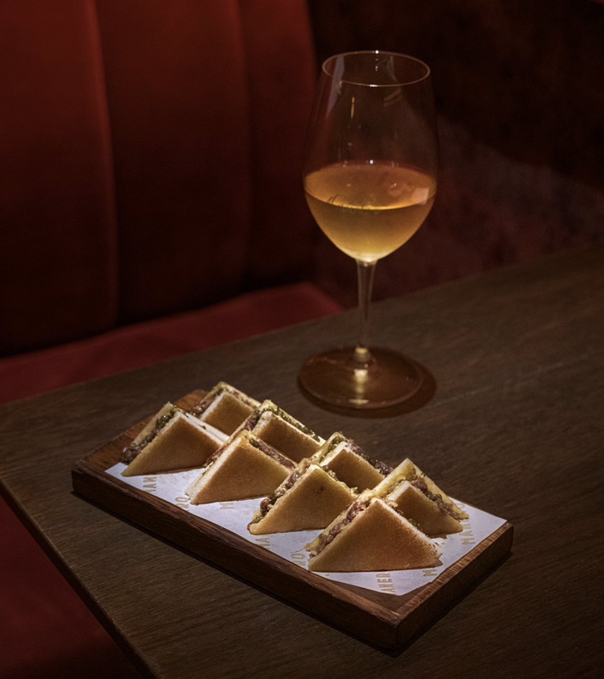 El bikini de rabo de toro y foie de Bar Manero eleva el clásico sándwich a una experiencia gastronómica de lo más sofisticada. Imagen cortesía del establecimiento