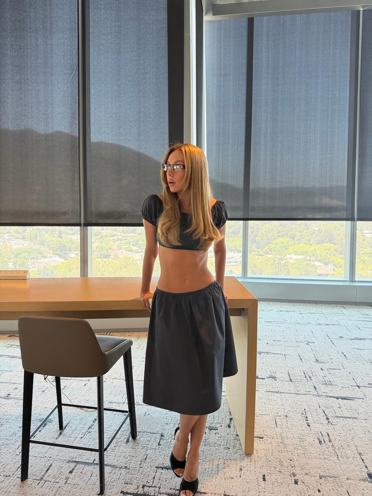 Ester Expósito vistiendo un conjunto gris minimalista de dos piezas