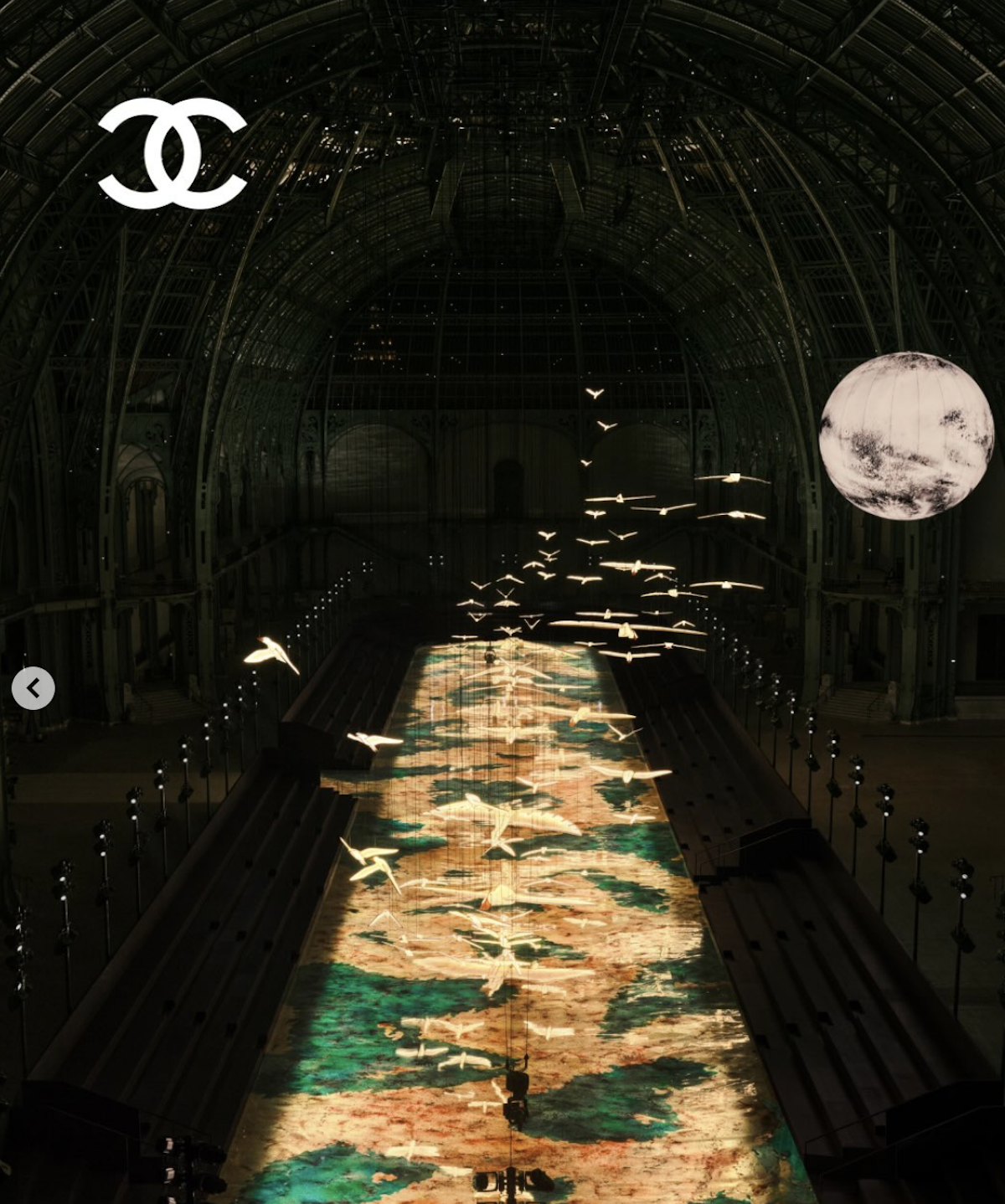 El Grand Palais decorado para el desfile de Chanel SS27