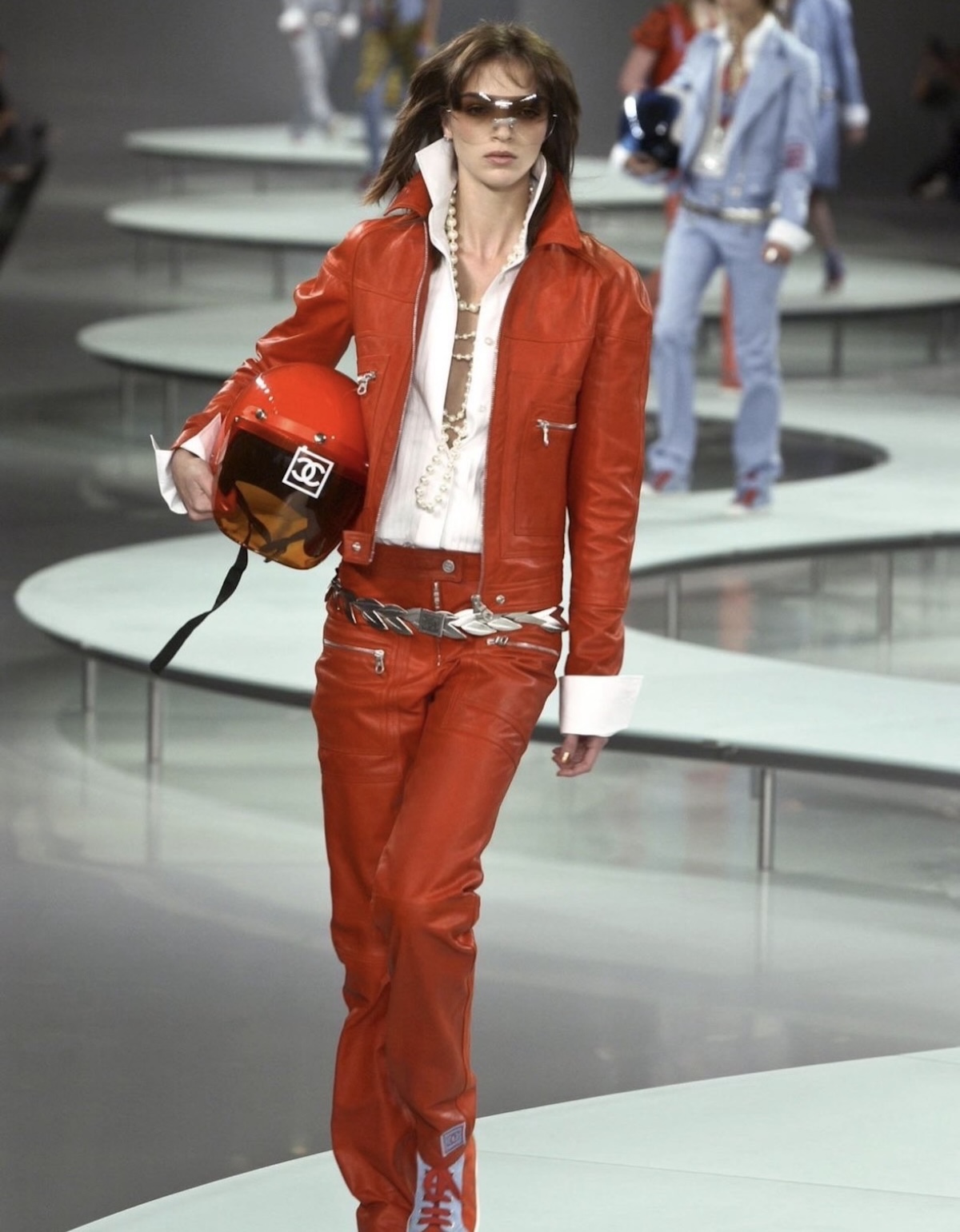 Uno de los looks de Karl Lagerfeld para Chanel SS02