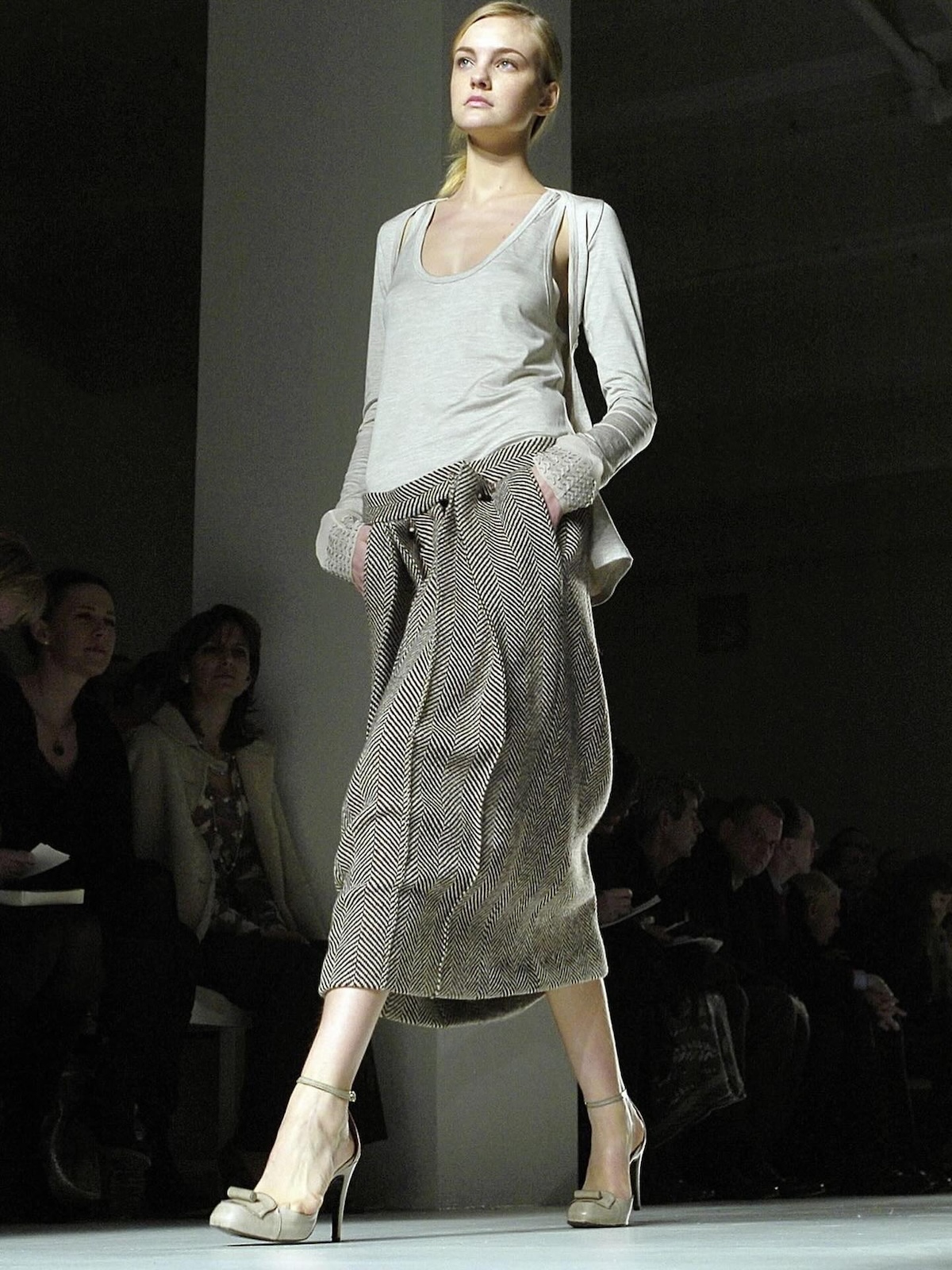 Caroline Trentini desfilando con un conjunto de la colección Calvin Klein Collection Otoño 2006 Ready-to-Wear diseñado por Francisco Costa