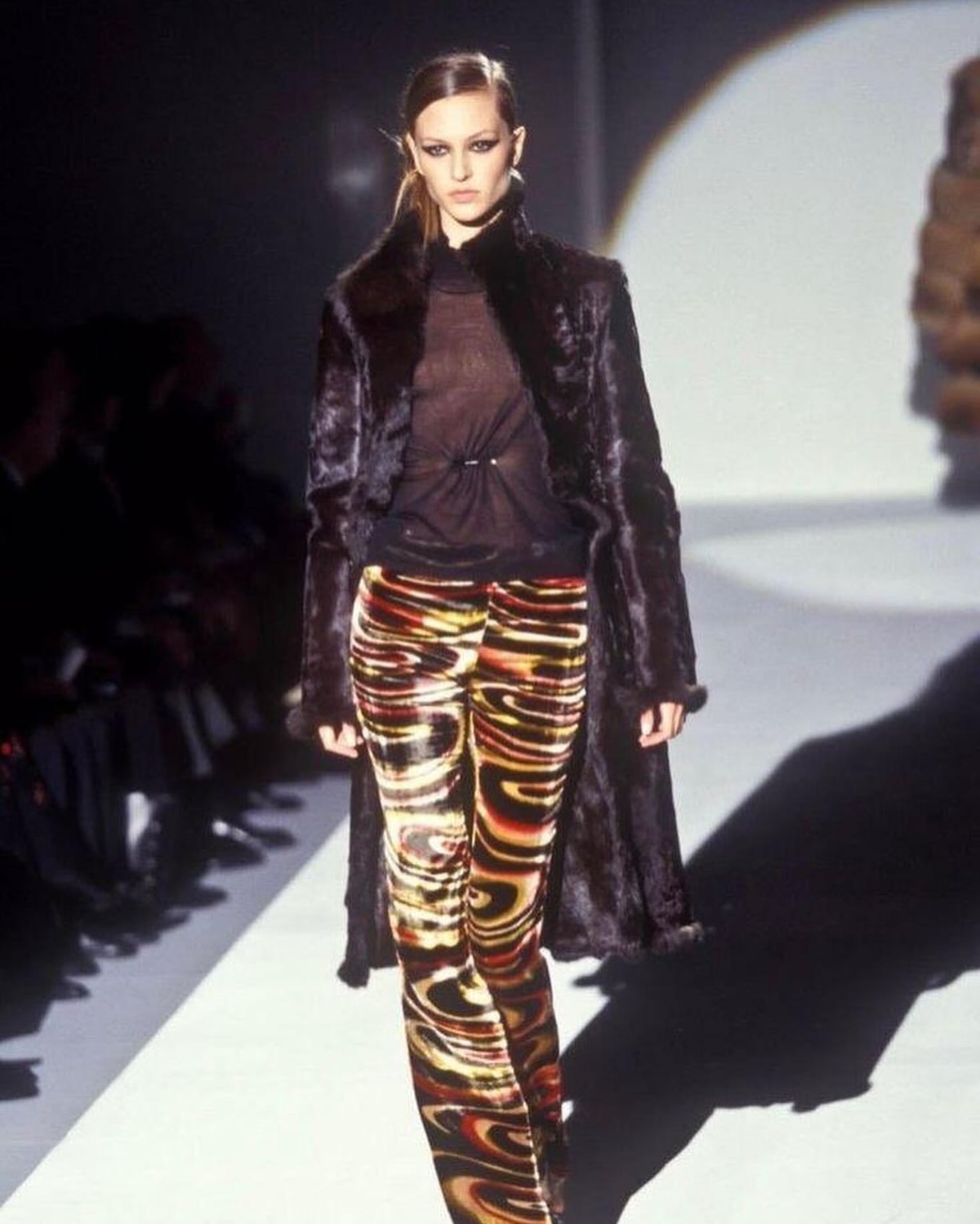 Look de pasarela de la colección Otoño/Invierno 1999–2000 de Gucci, diseñado por Tom Ford, uno de los directores creativos mas famosos