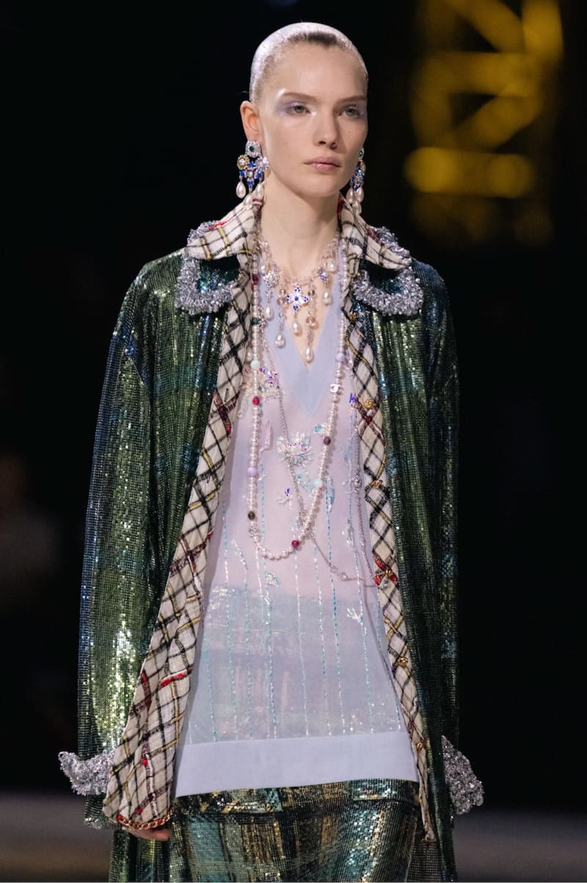 Estilismo con colgante joya de Chanel FW26